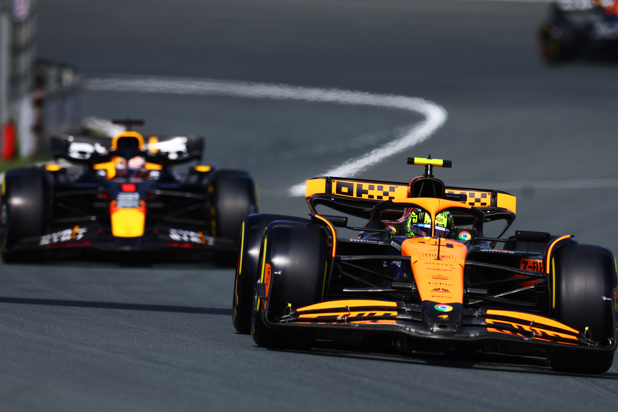 Lando Norris, por delante de Max Verstappen.