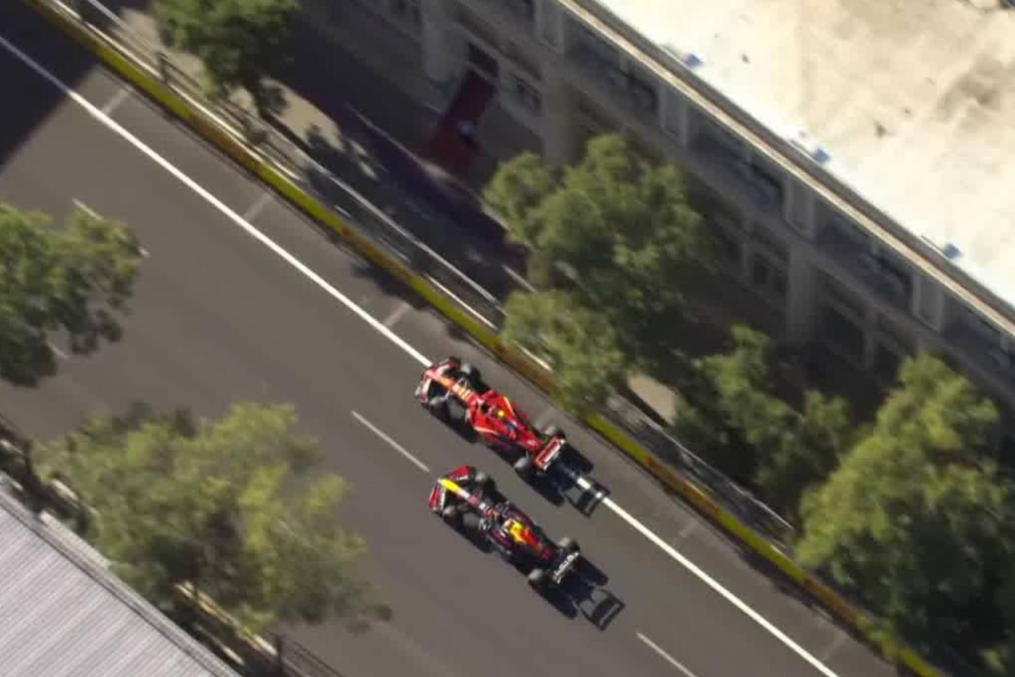 Momento en el que ambos pilotos salen emparejados de la curva 2 en Bakú.