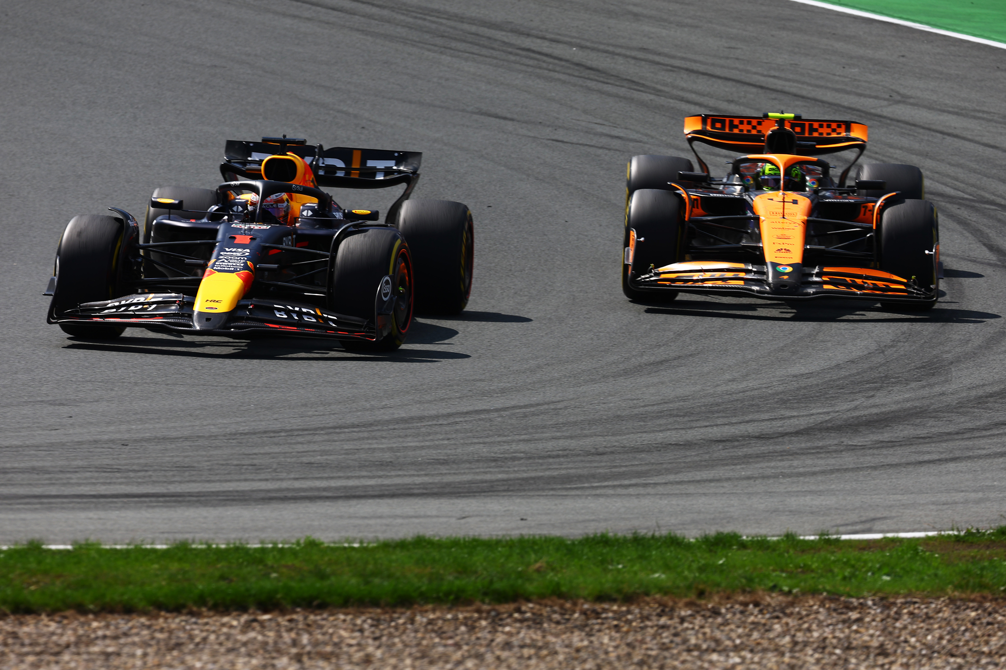 Max Verstappen y Lando Norris luchando por posición en Zandvoort