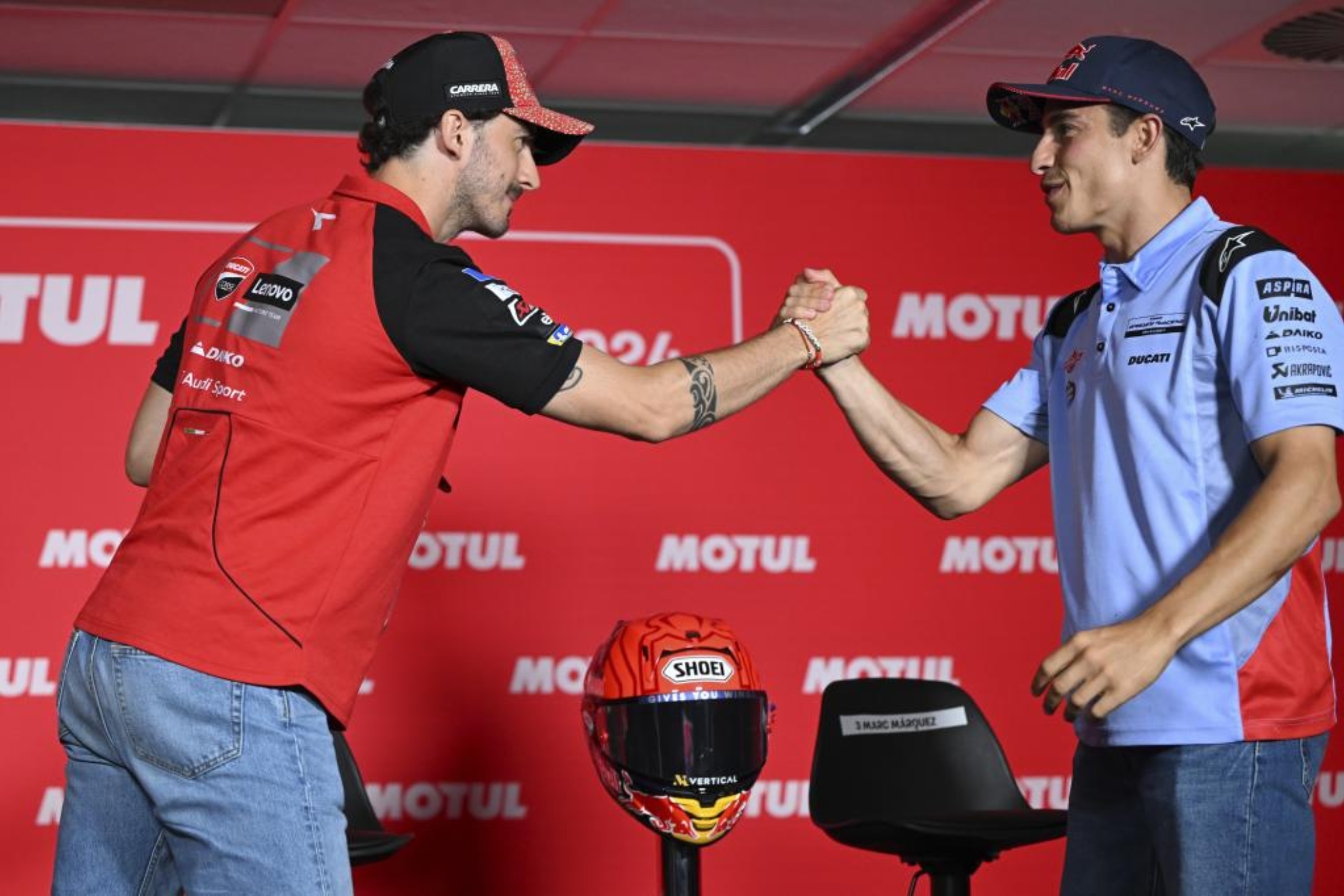 Pecco Bagnaia y Marc Márquez se saludan en Assen 2024.
