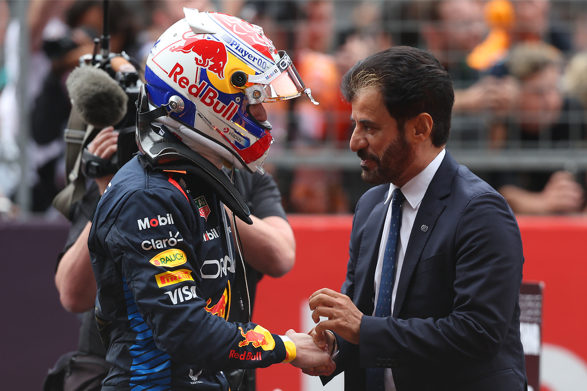 Max Verstappen junto a Mohammed Ben Sulayem, presidente de la FIA