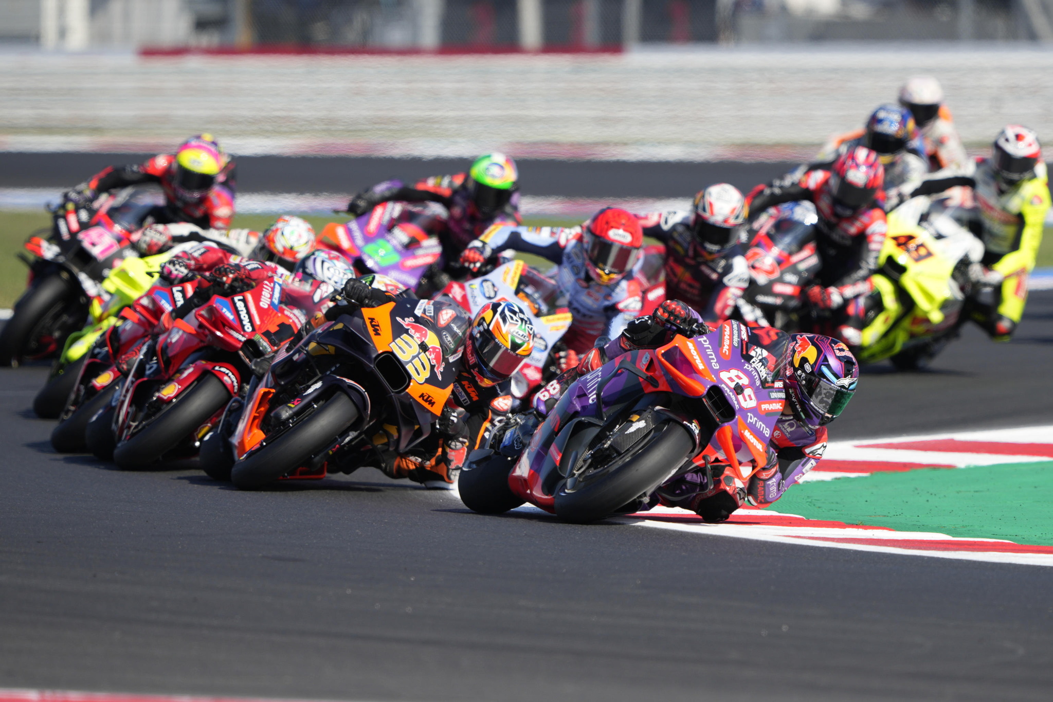 Martín liderando la prueba al sprint