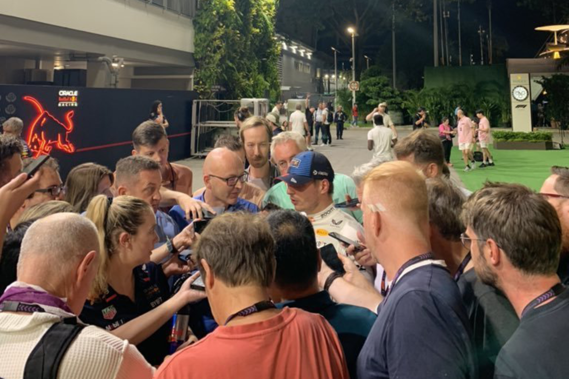 Verstappen atendiendo a los medios en Singapur