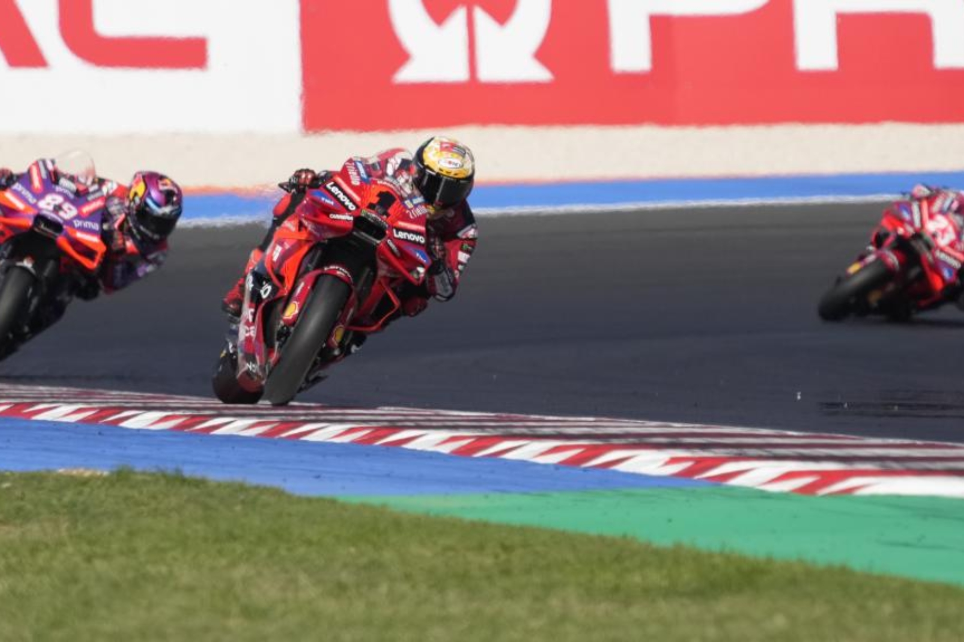 Pecco Bagnaia, delante de Jorge Martín y Bastianini en el Sprint en Misano.