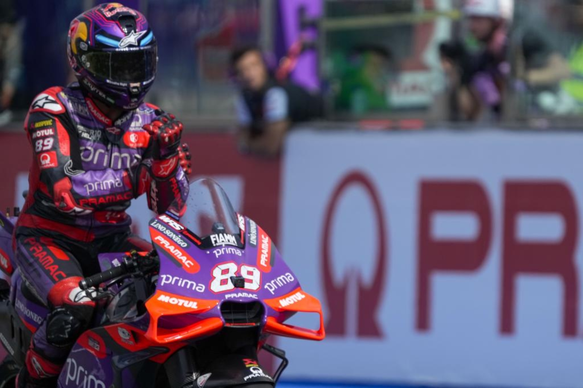 Jorge Martín hace el corte de mangas.