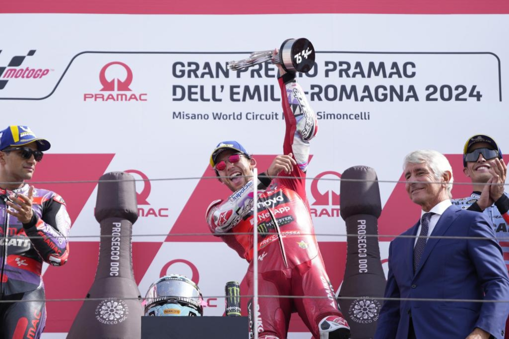 Bastianini, en el podio, con Jorge Martín.