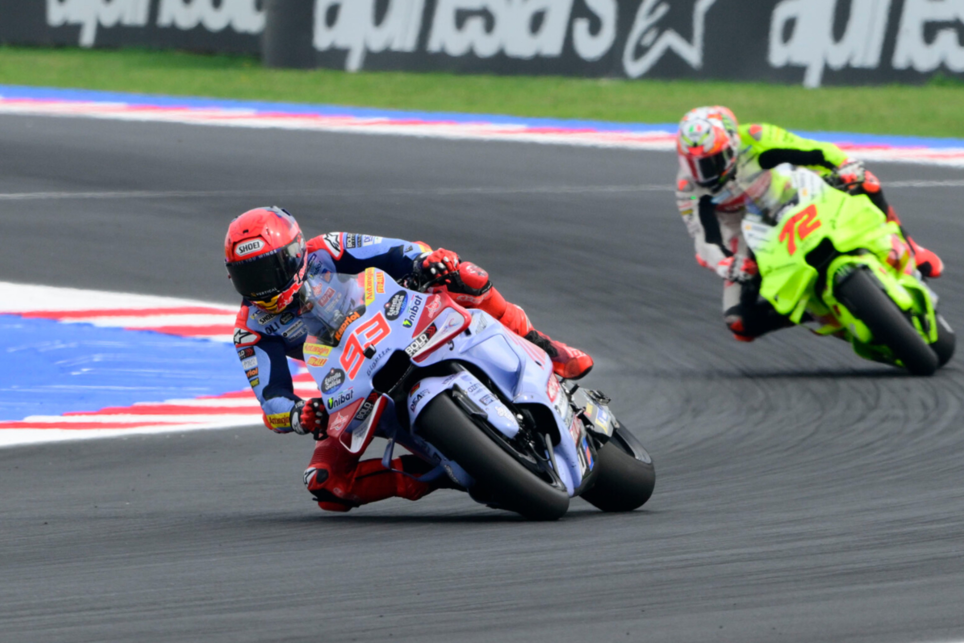 Marc Márquez, con Bezzecchi tras su estela, durante el GP de la Emilia-Romagna.