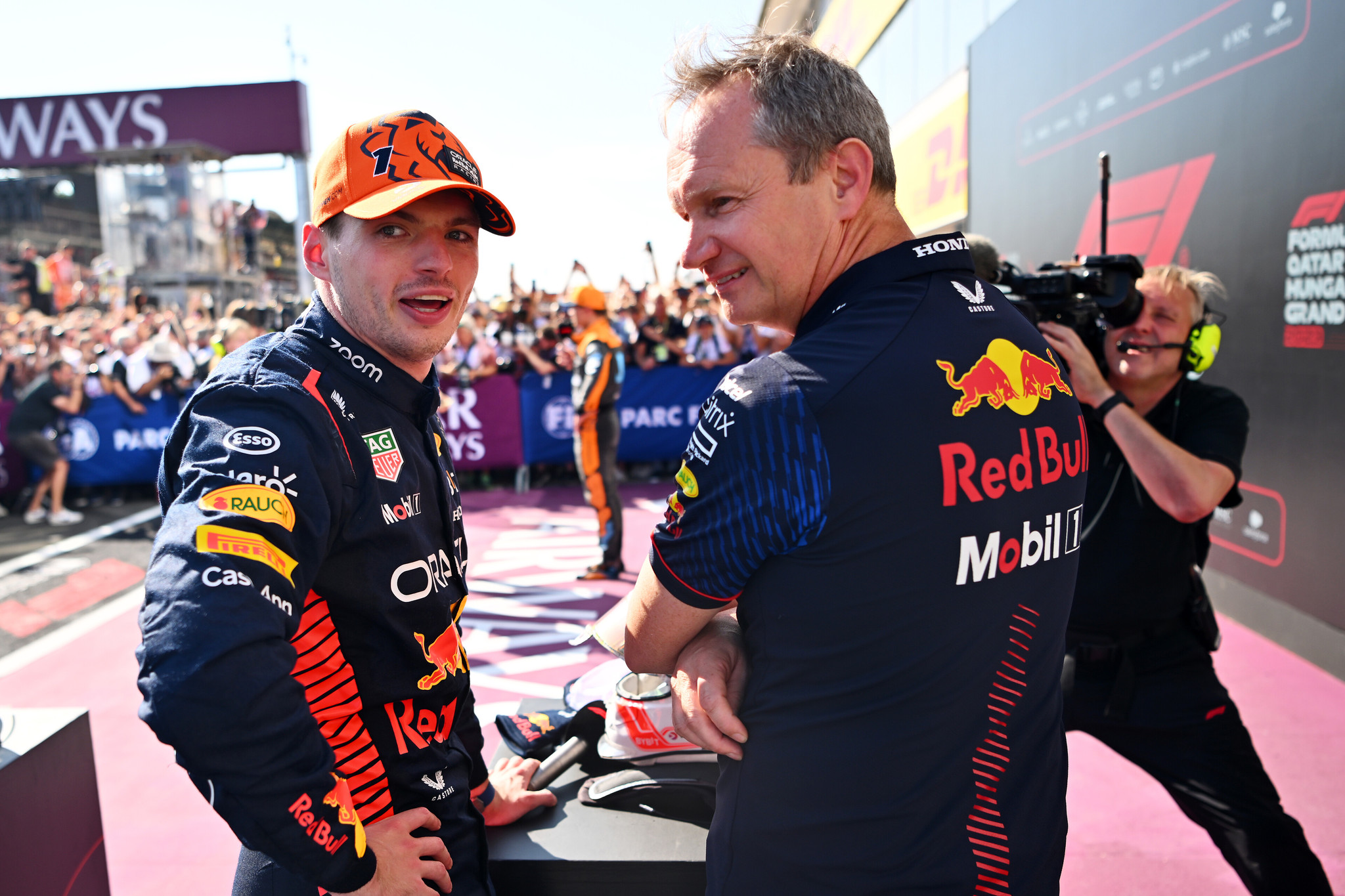 Paul Monaghan, con Max Verstappen celebrando la victoria en Hungría en este 2023.