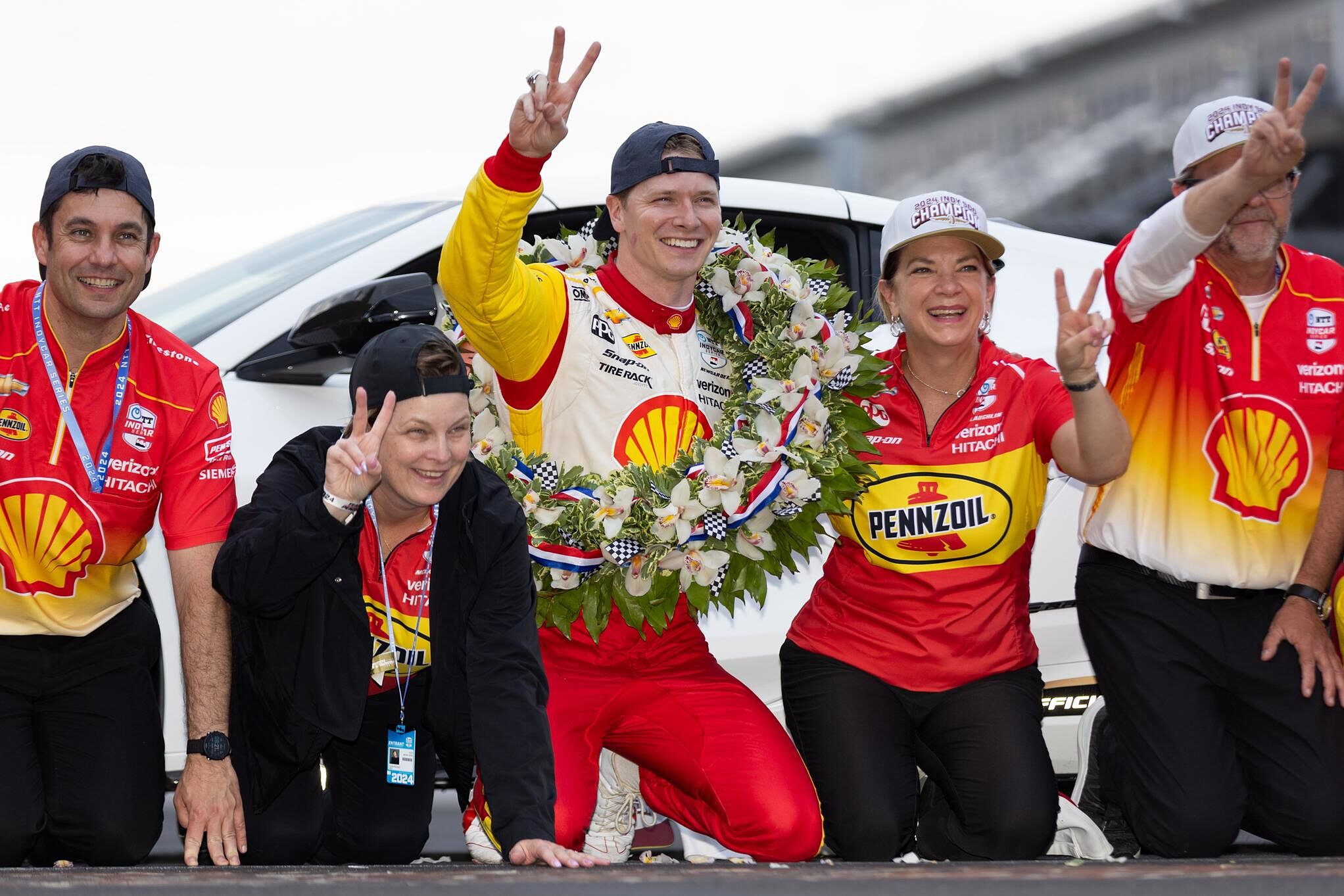 Prados, a la derecha de la imagen, celebra el triunfo de Newgarden en Indianápolis