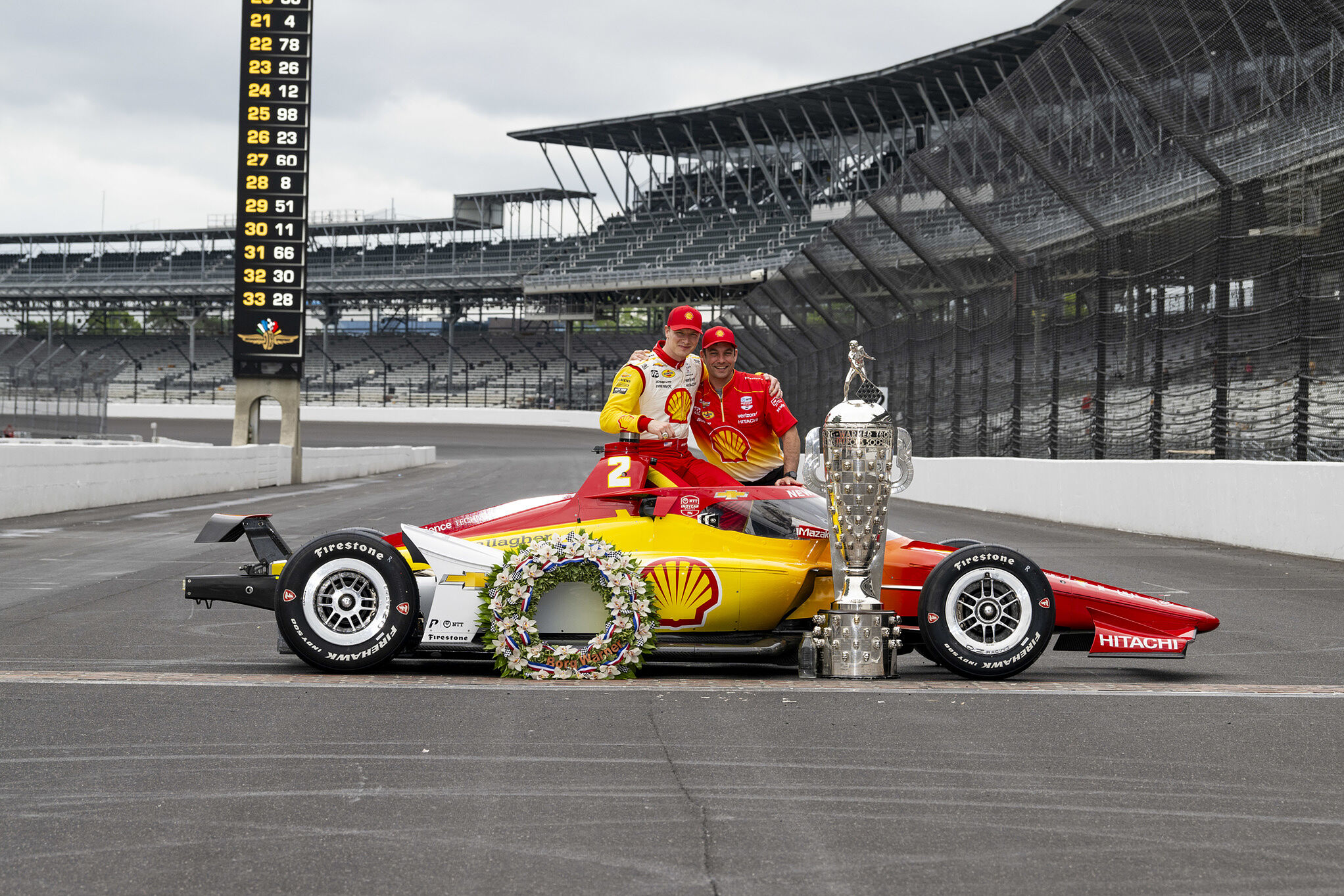 Prados y Newgarden, con los laureles de ganadores de la Indy 500 2024.
