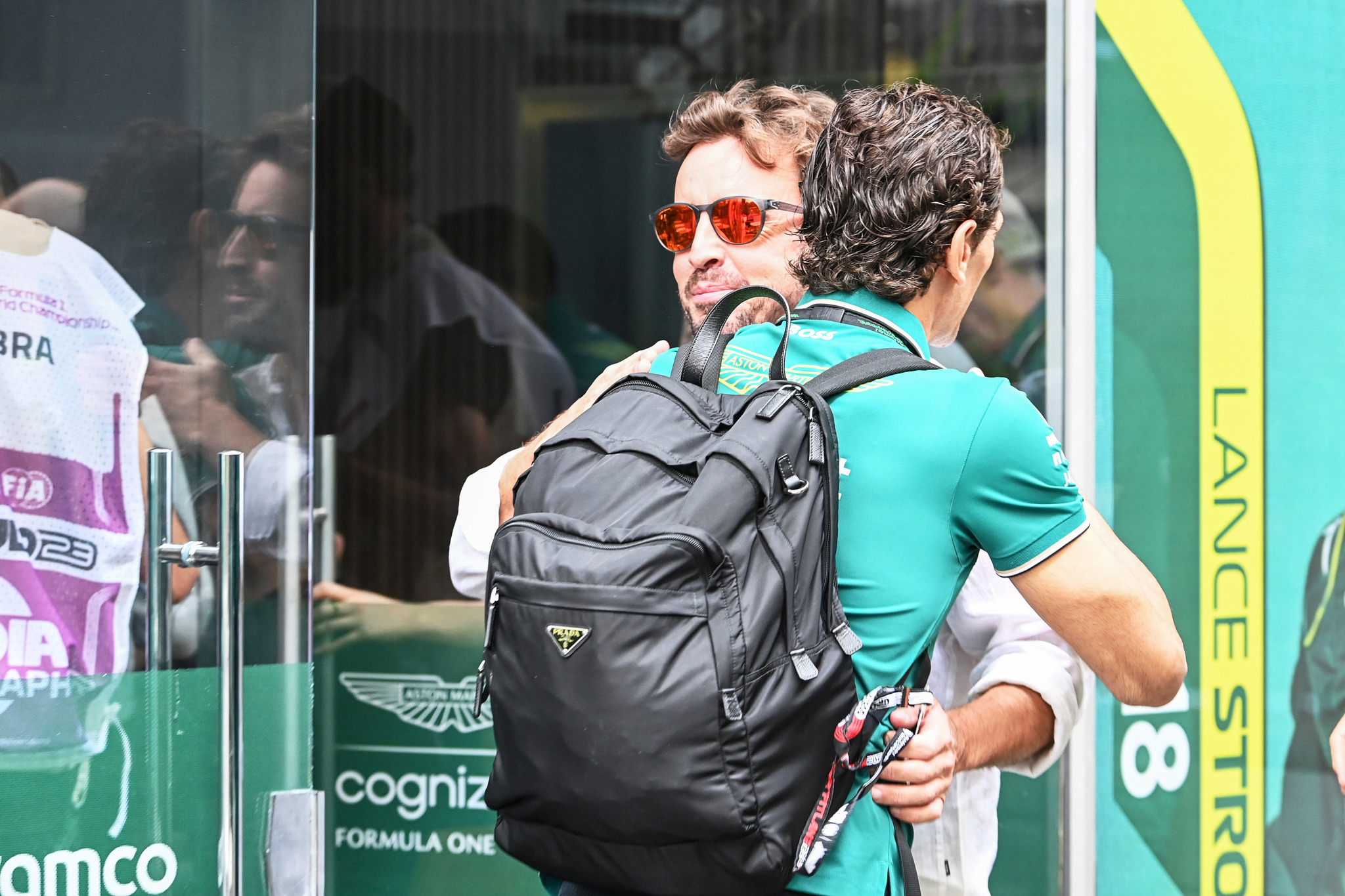 Alonso y De la Rosa, saludándose en un gran premio de esta temporada