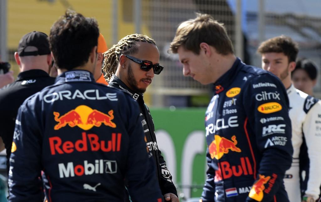 Hamilton, Verstappen y Checo Pérez, en el paddock.