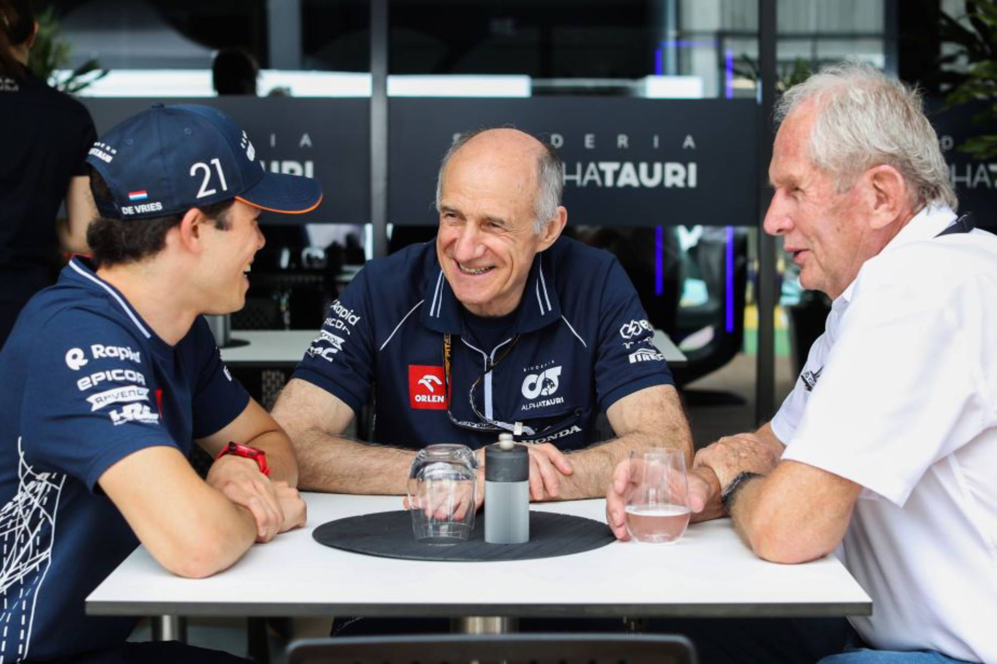 De Vries, Franz Tost (AlpahTauri) y Helmut Marko, en una imagen de este año