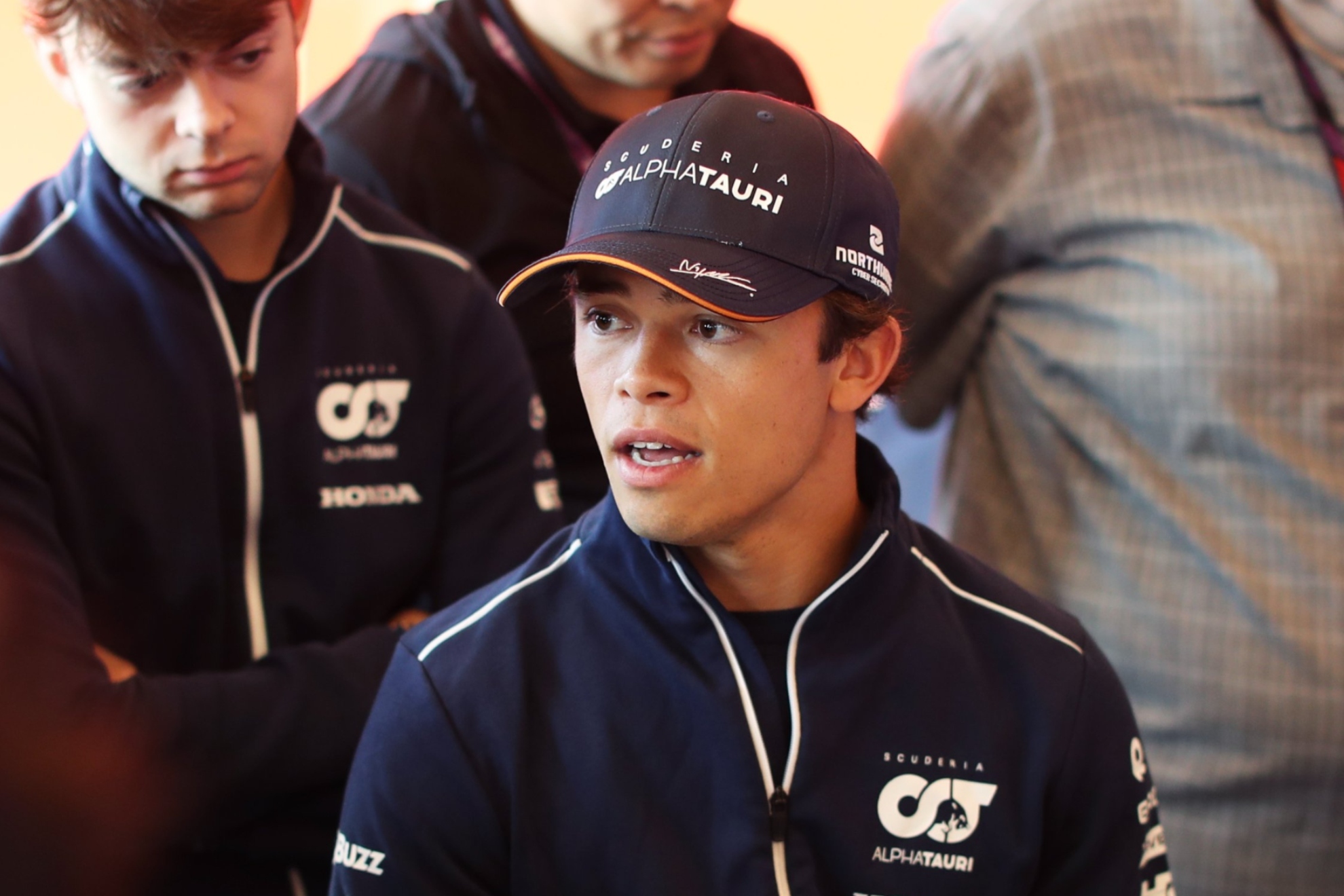 Nick de Vries con los medios durante el GP de Gran Bretaña