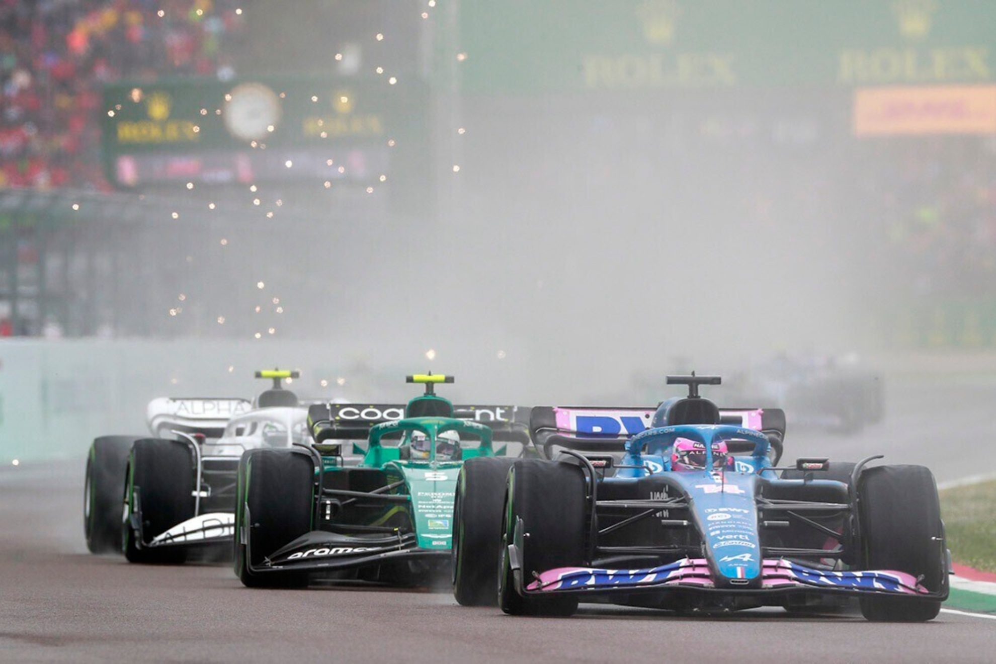 Sebastian Vettel (Aston Martin) persigue a Fernando Alonso, mientras el asturiano aún estaba en Alpine