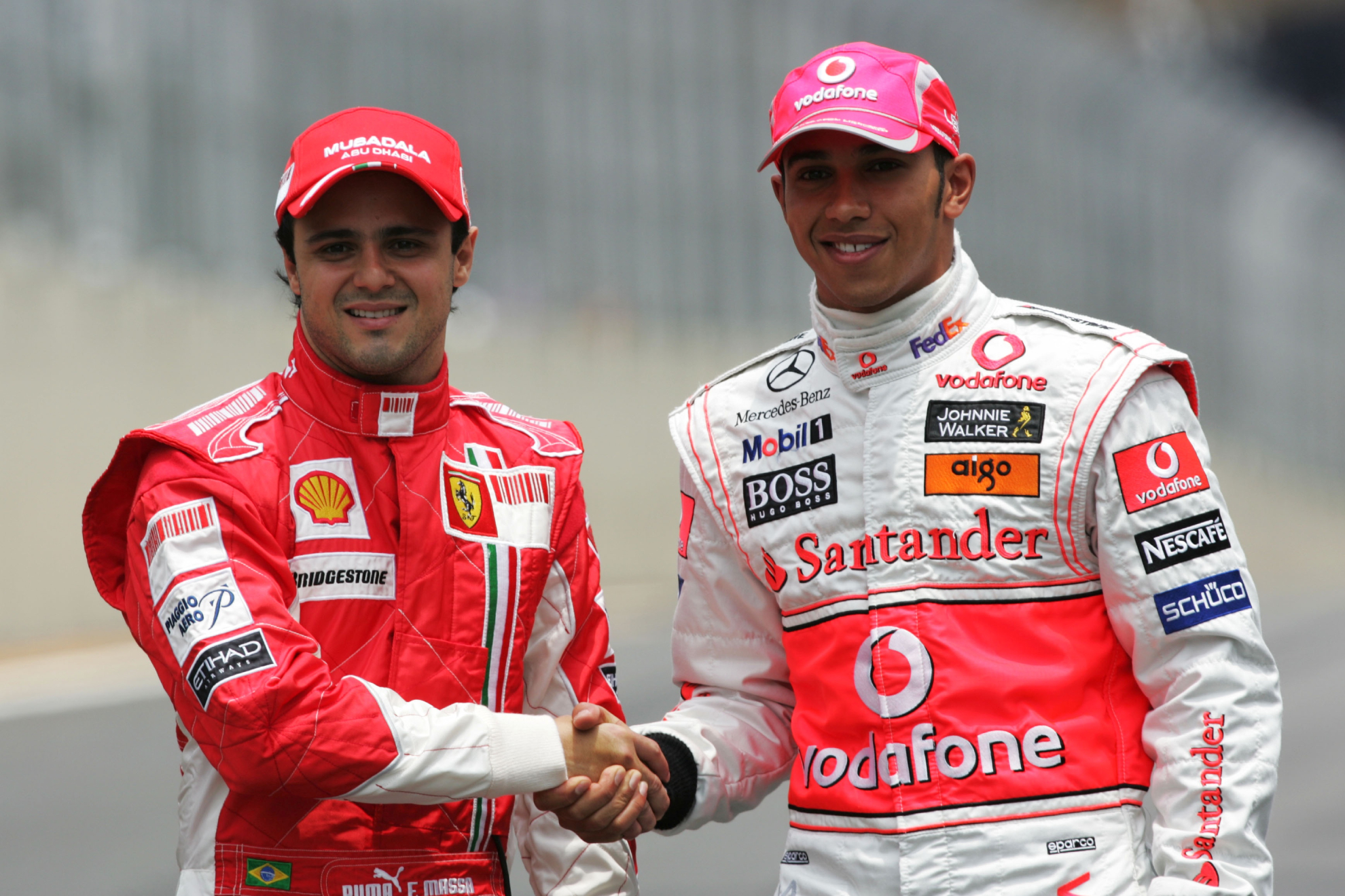 Massa y Hamilton se dan la mano antes de la última carrera del Mundial de 2008.