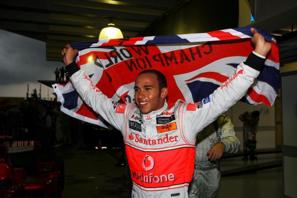 Hamilton celebra haber ganado el título de 2008.