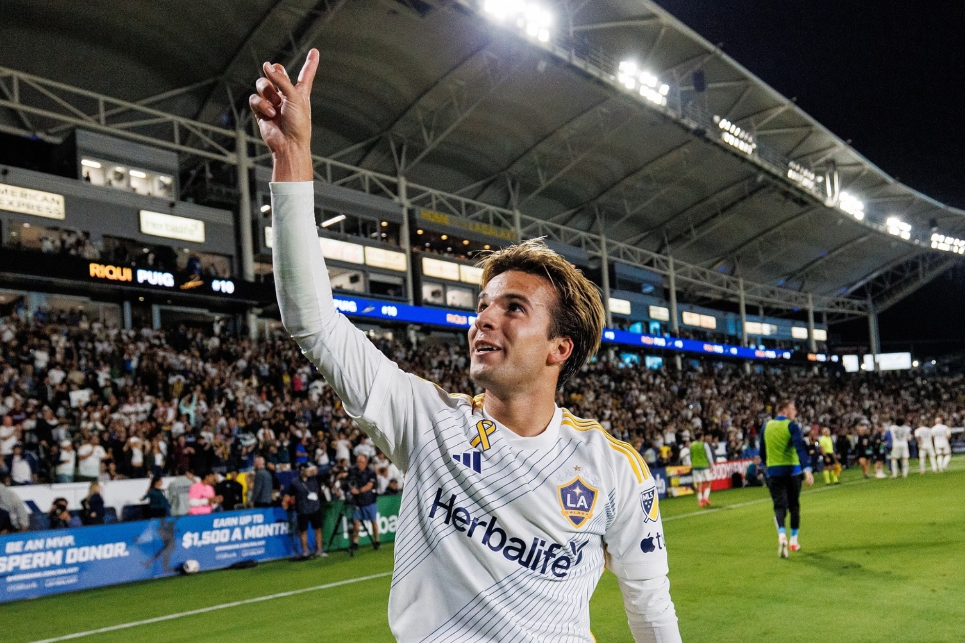 Riqui Puig en un partido de LA Galaxy señalando con el dedo índice hacia el cielo