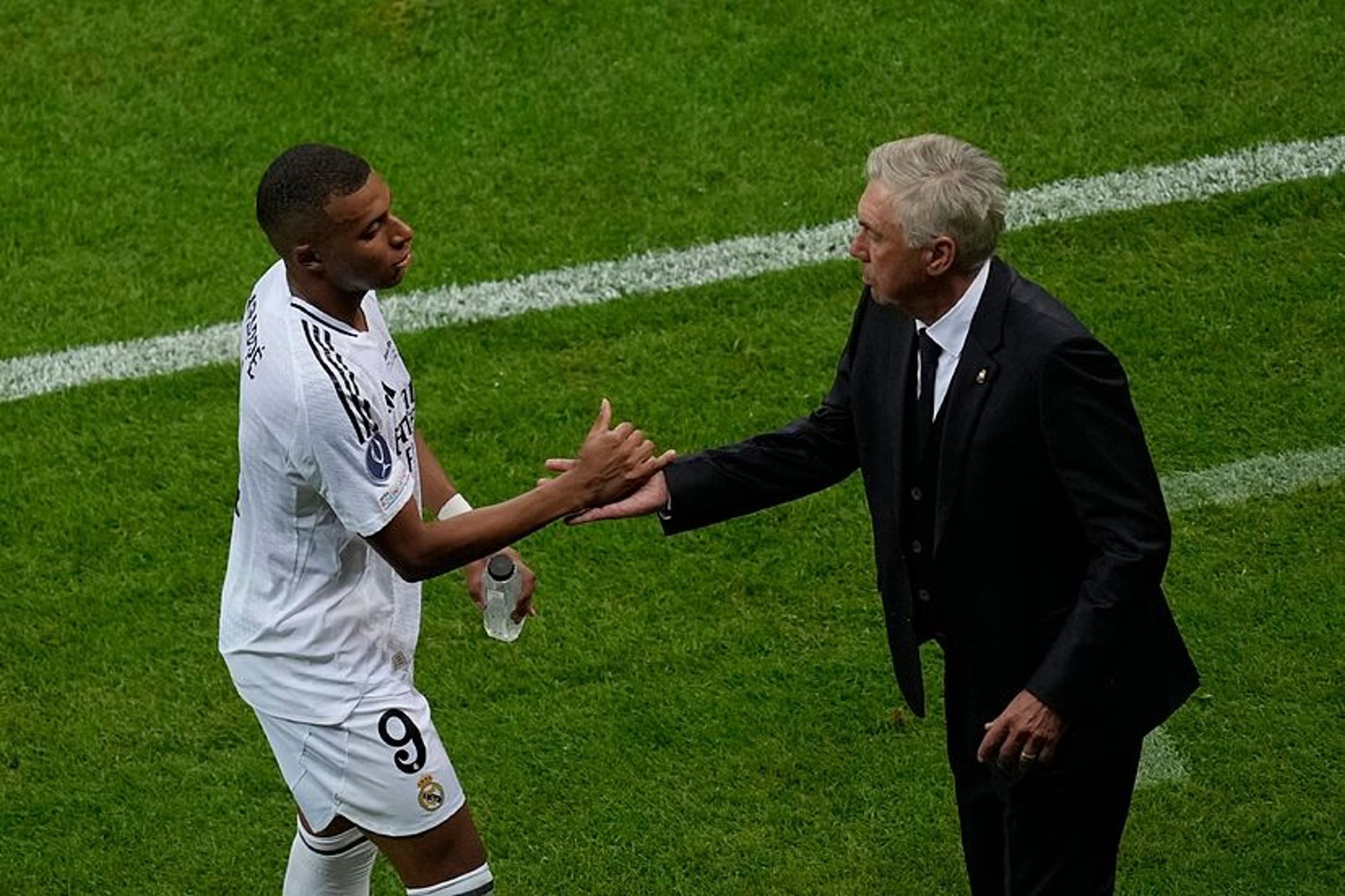 Mbappé saluda a su entrenador Ancelotti en la final de la Supercopa. LAPRESSE