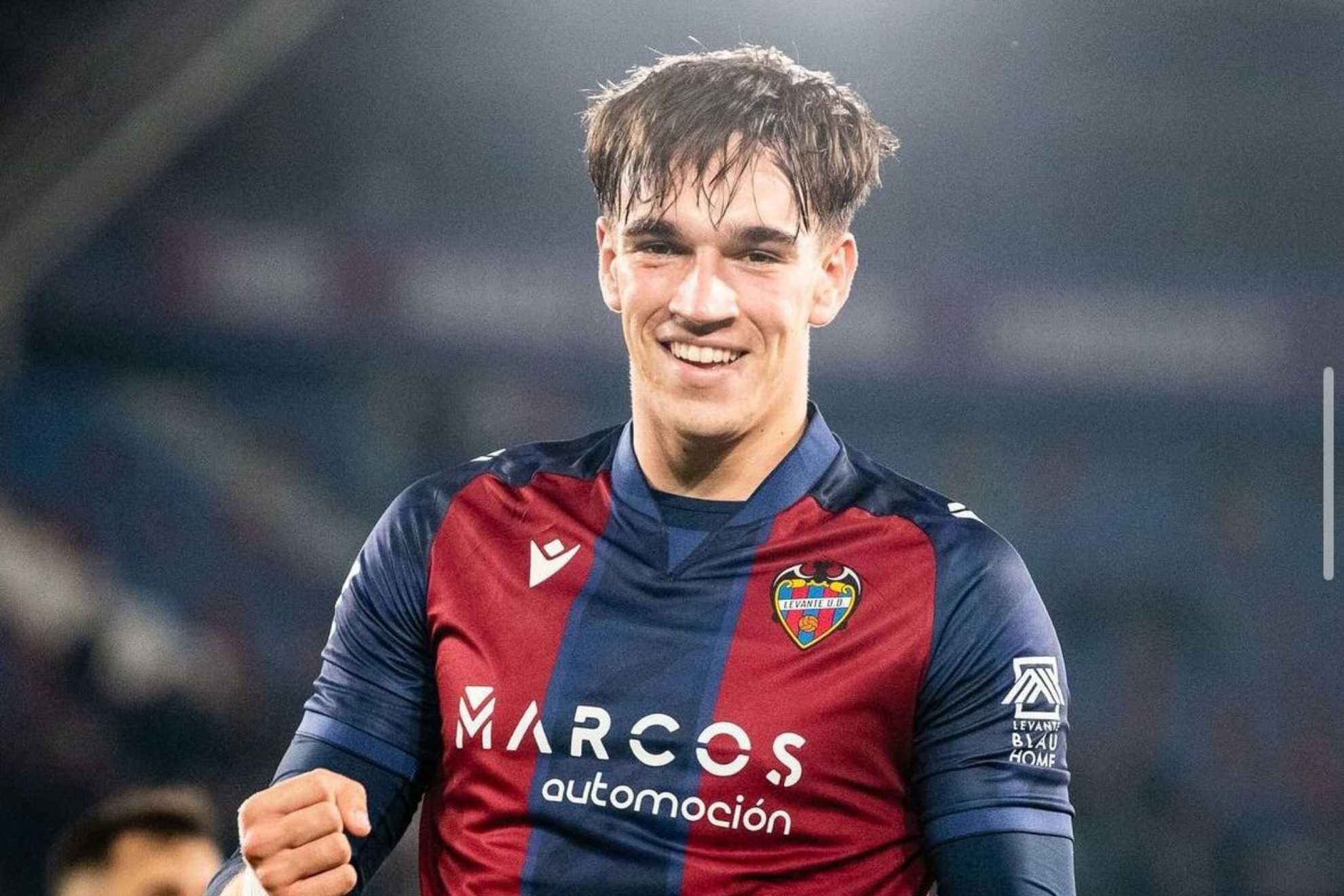 Carlos Espí celebra un gol con el Levante.