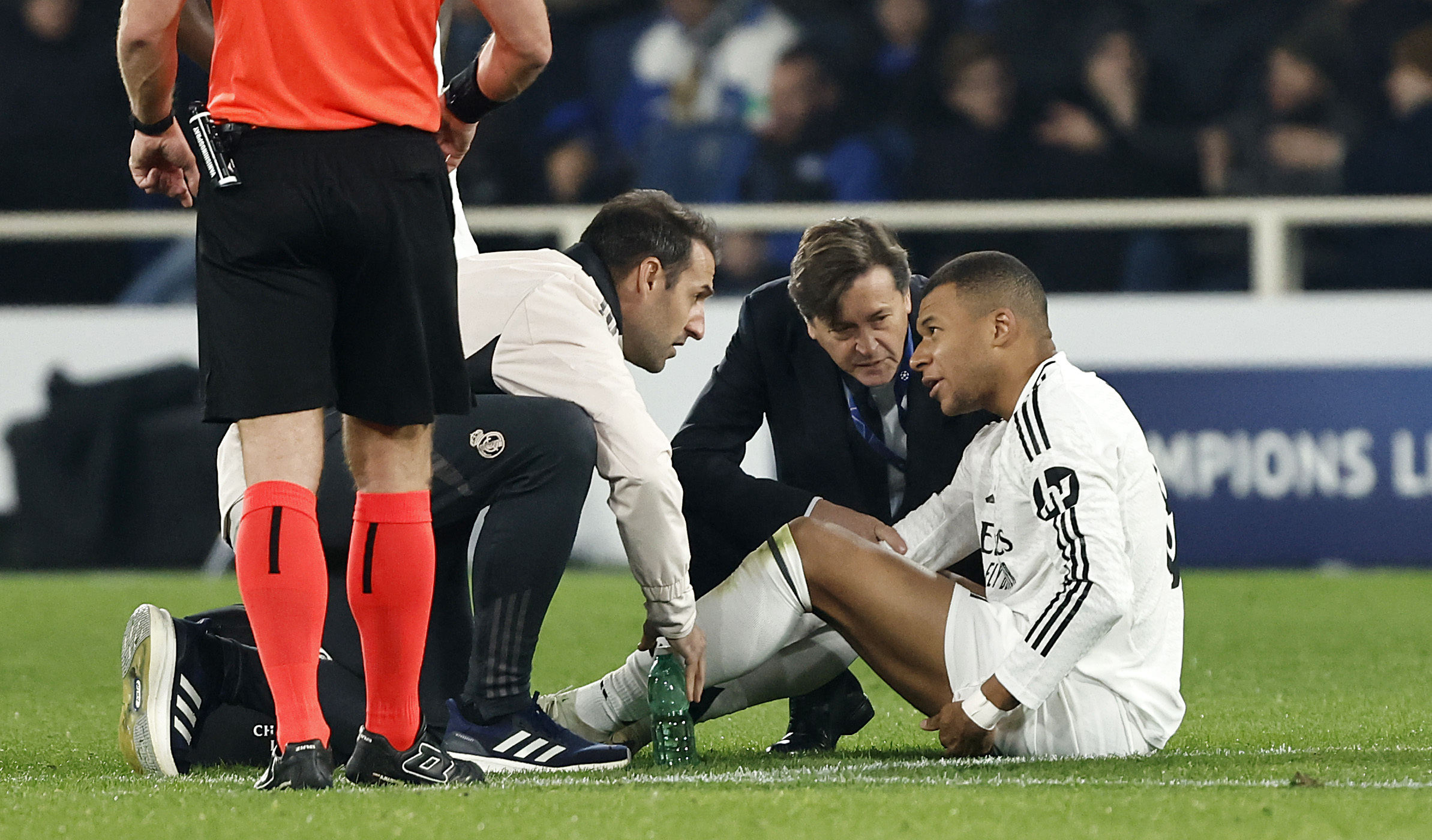 Los servicios médicos del Real Madrid atienden a Mbappé antes de confirmarse la lesión que obligó a su sustitución.