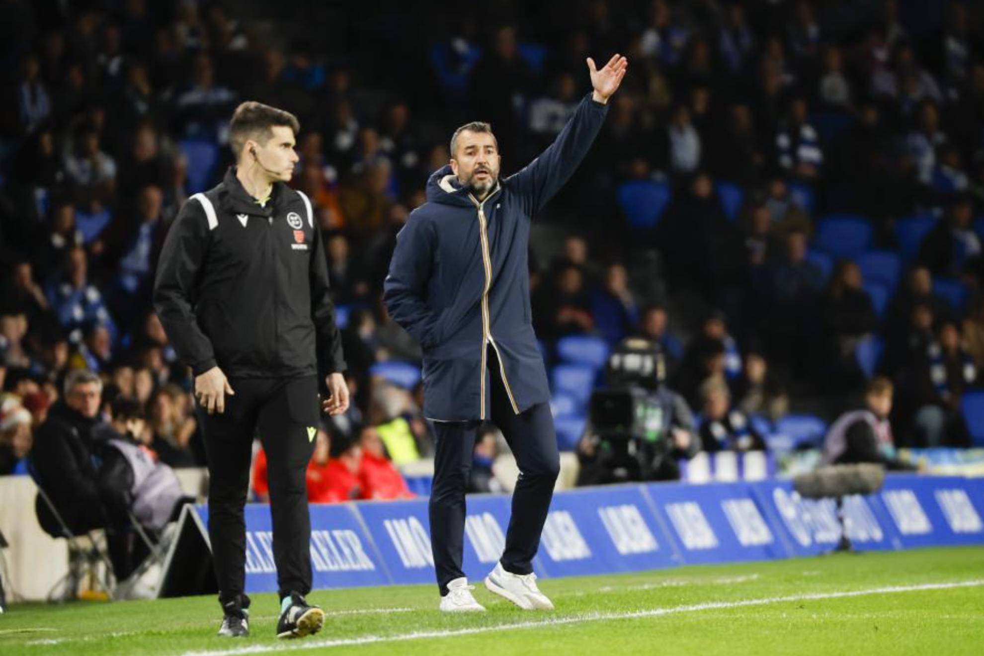 Diego Martínez da indicaciones a sus futbolistas.
