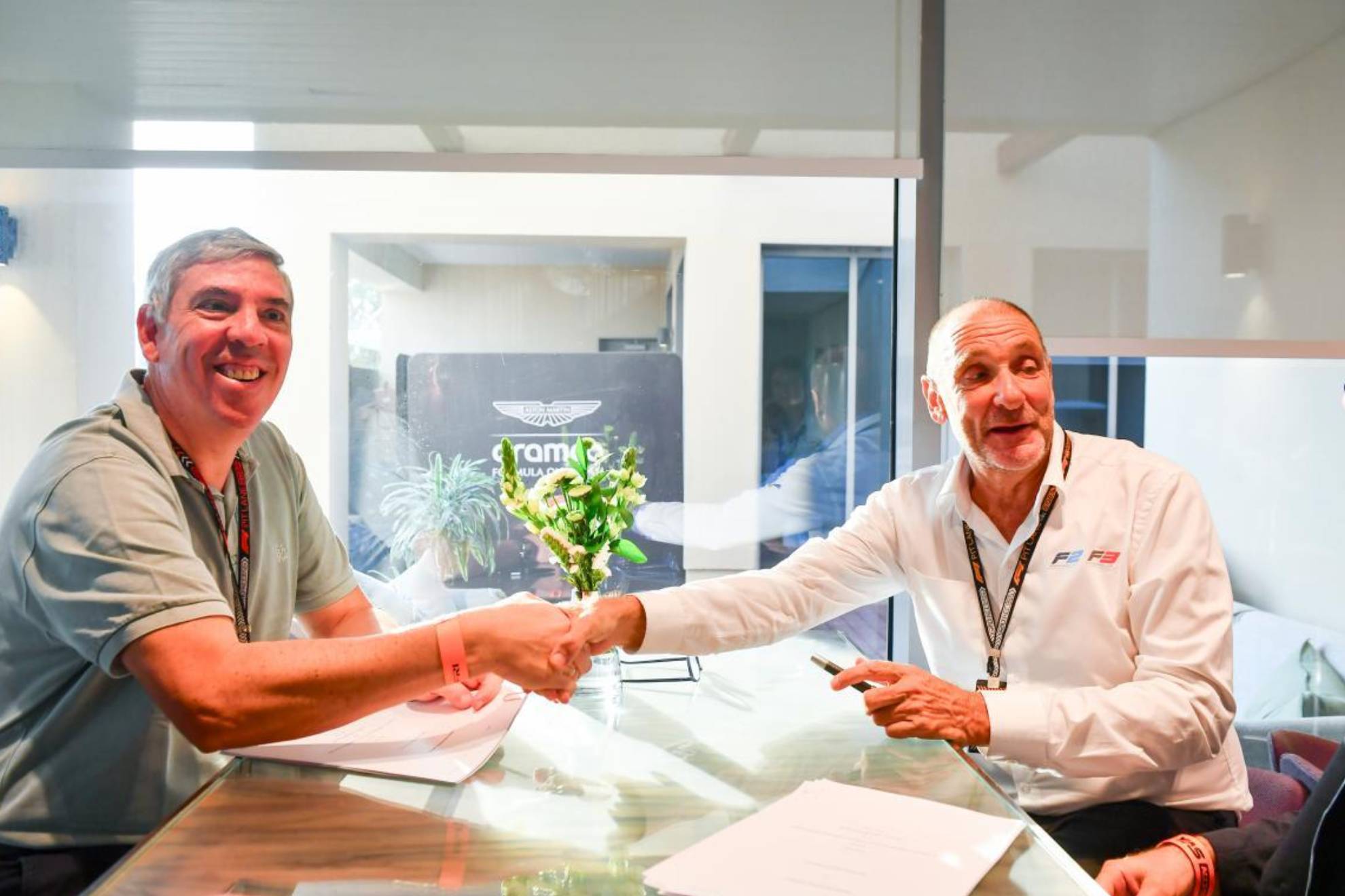 José Vicente de los Mozos y Bruno Michel, sellando el acuerdo para la F2 y F3. Ifema Madrid