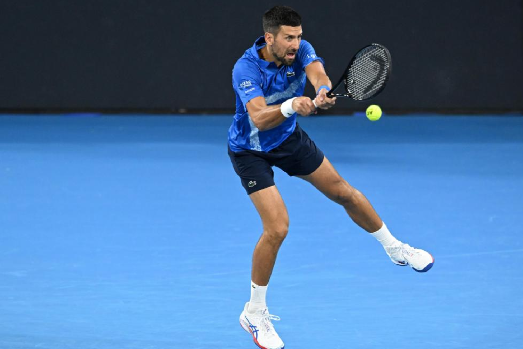 El serbio Novak Djokovic en acción durante el partido de dobles con  Nick Kyrgios
