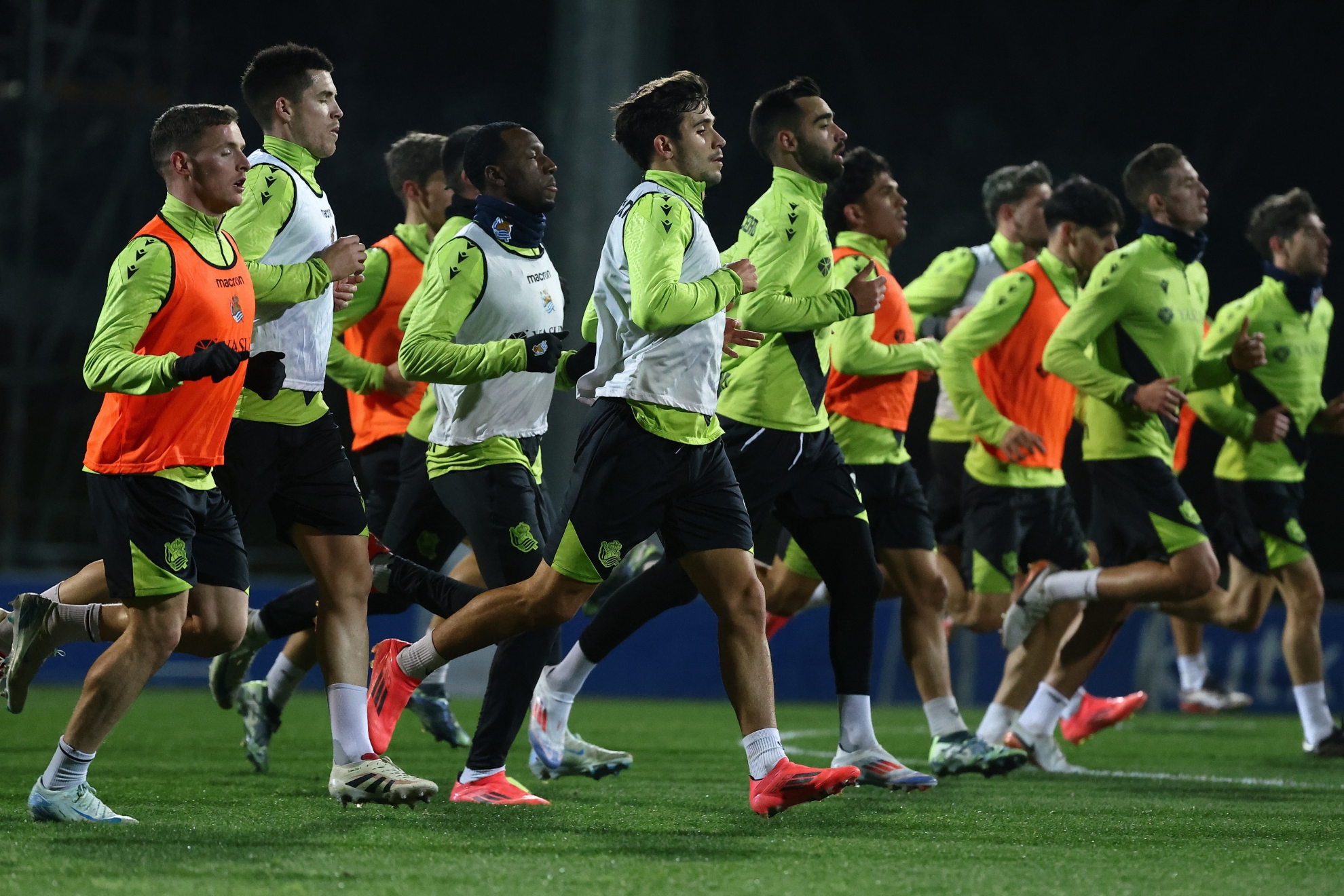 Varios futbolistas de la Real, durante el entrenamiento del día 31.