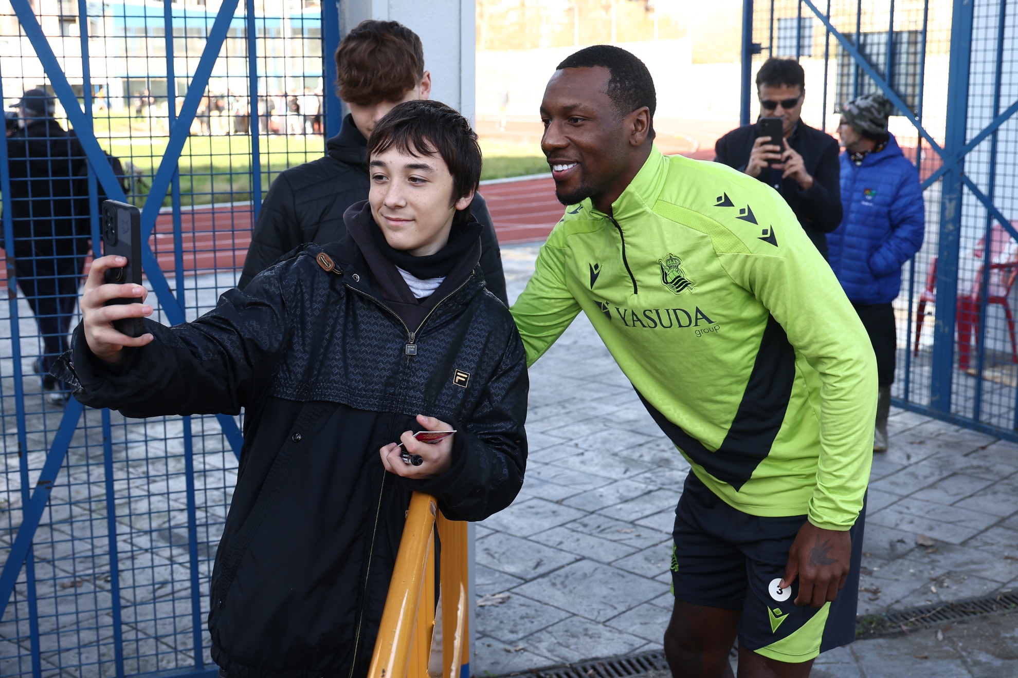 Sheraldo Becker se hace un selfie con un aficionado, en el entrenamiento que hubo en Tolosa.