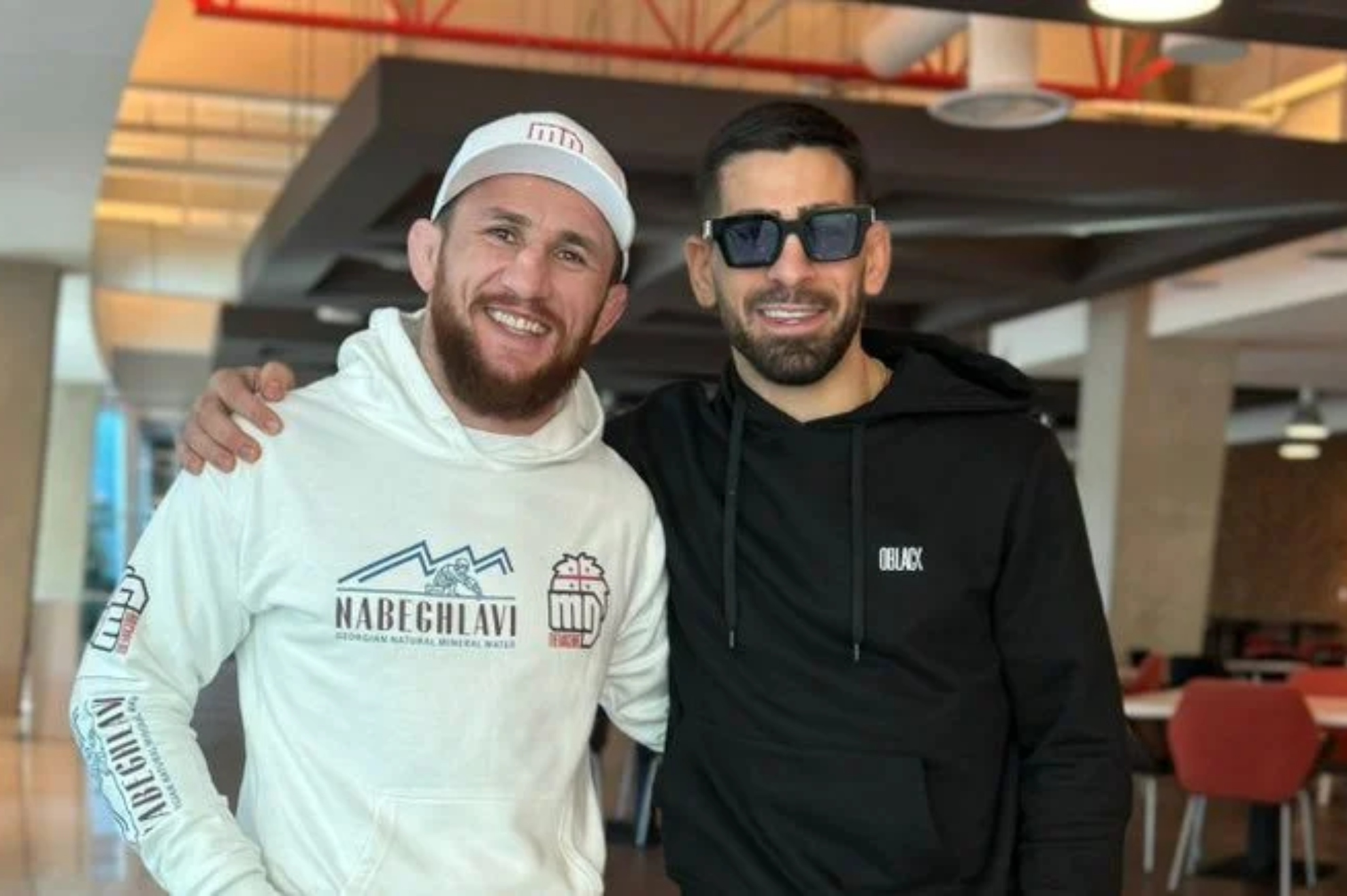 Merab junto a Ilia Topuria.