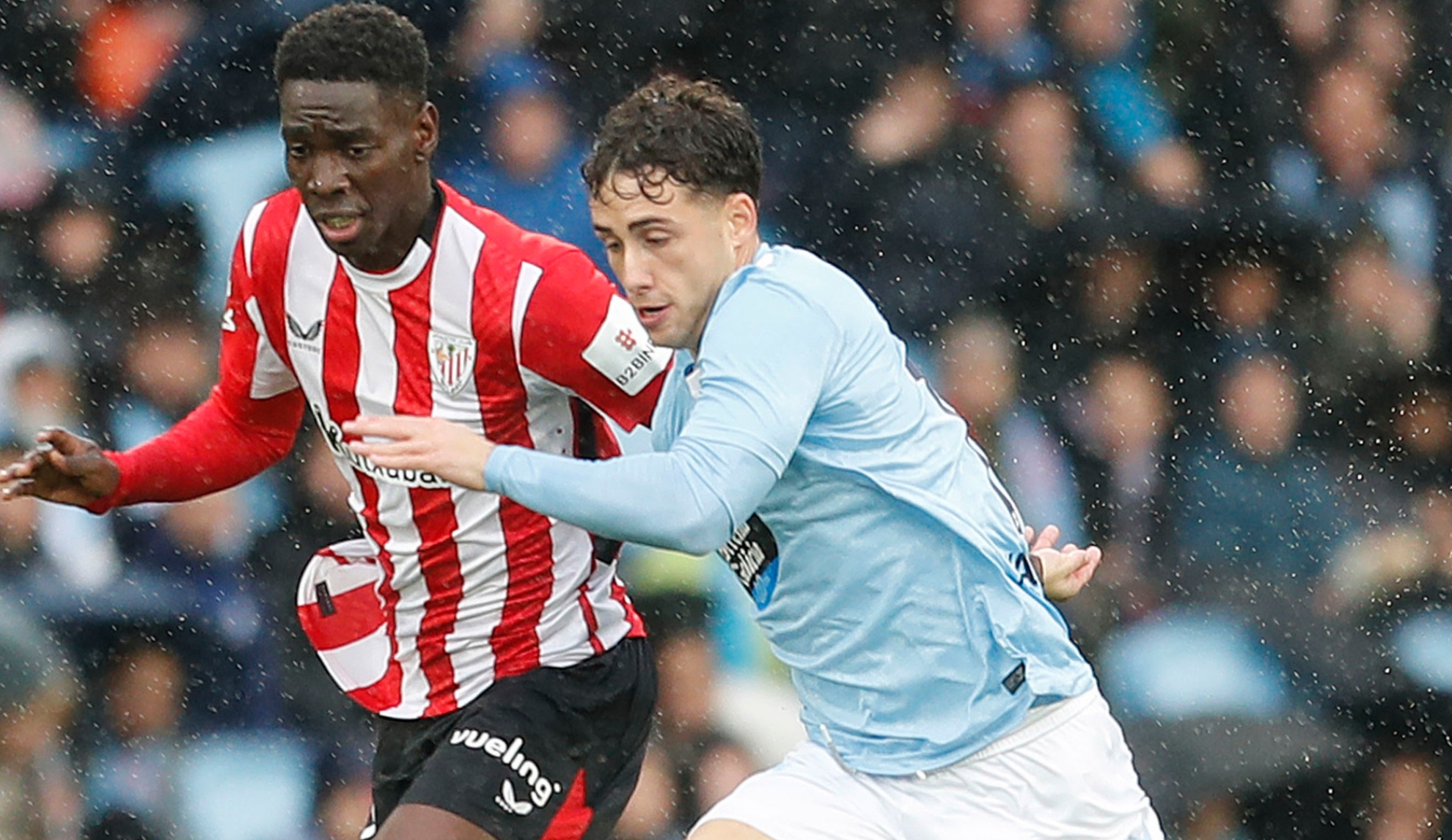 Adama Boiro pugna con el céltico Pablo Durán en un partido de la pasada temporada EFE