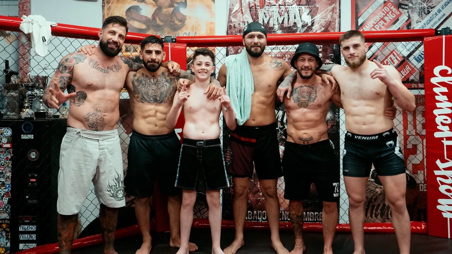 Masvidal en el Climent Club, junto a los Topuria y los Climent.