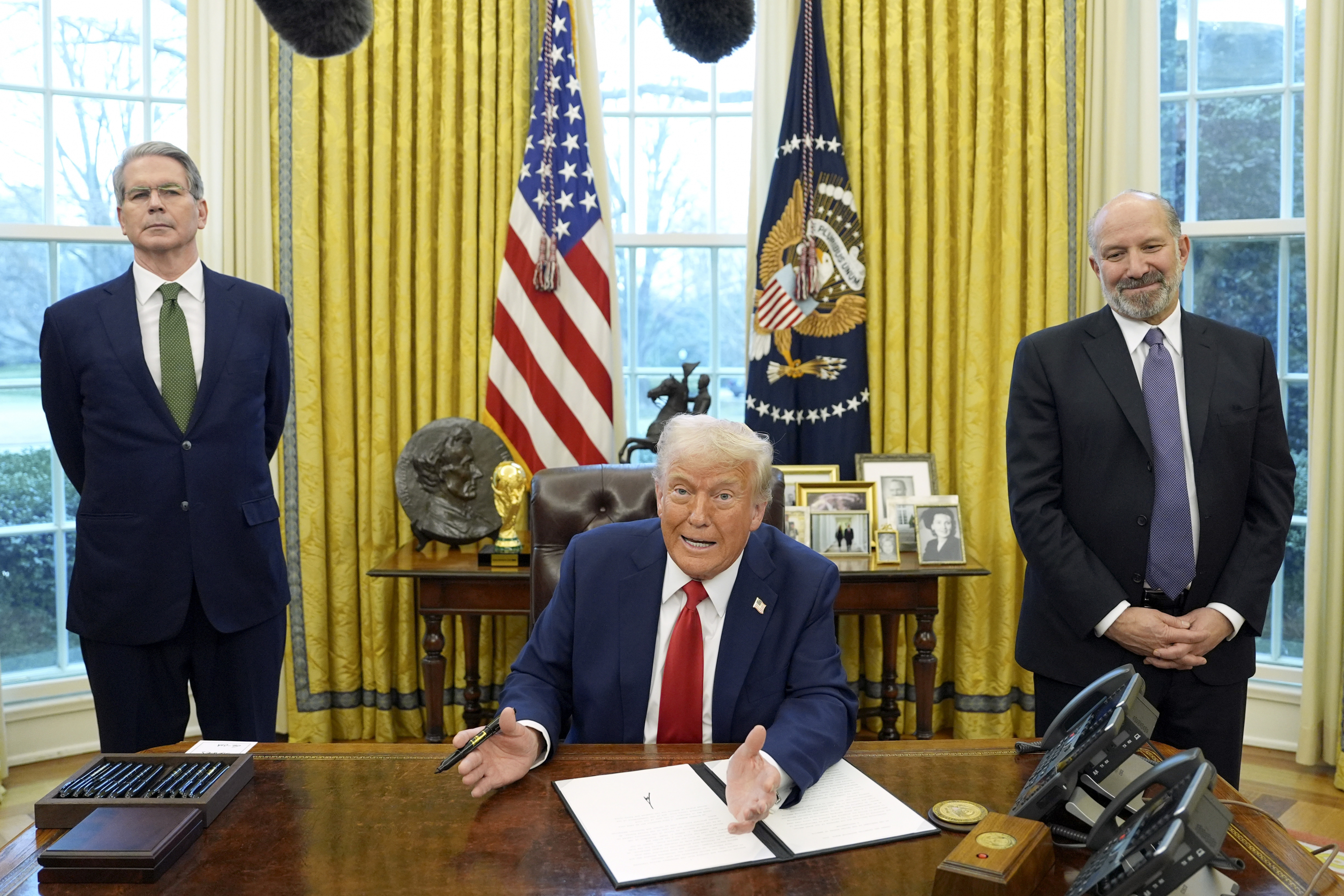 De las manos de Casillas a las de Trump: este es el objeto que se ha  'colado' en el despacho oval de EEUU