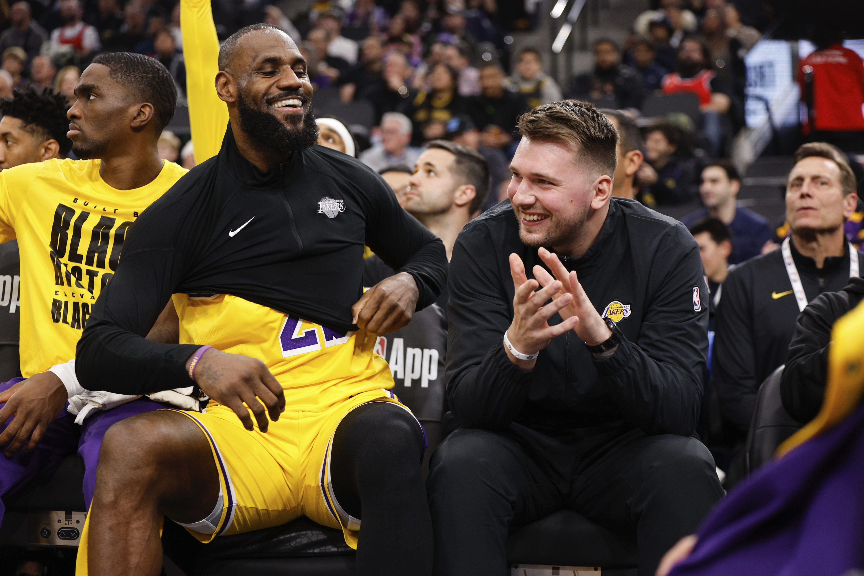 Doncic debuta en el banquillo de los Lakers y LeBron lo bendice: "Estoy ...
