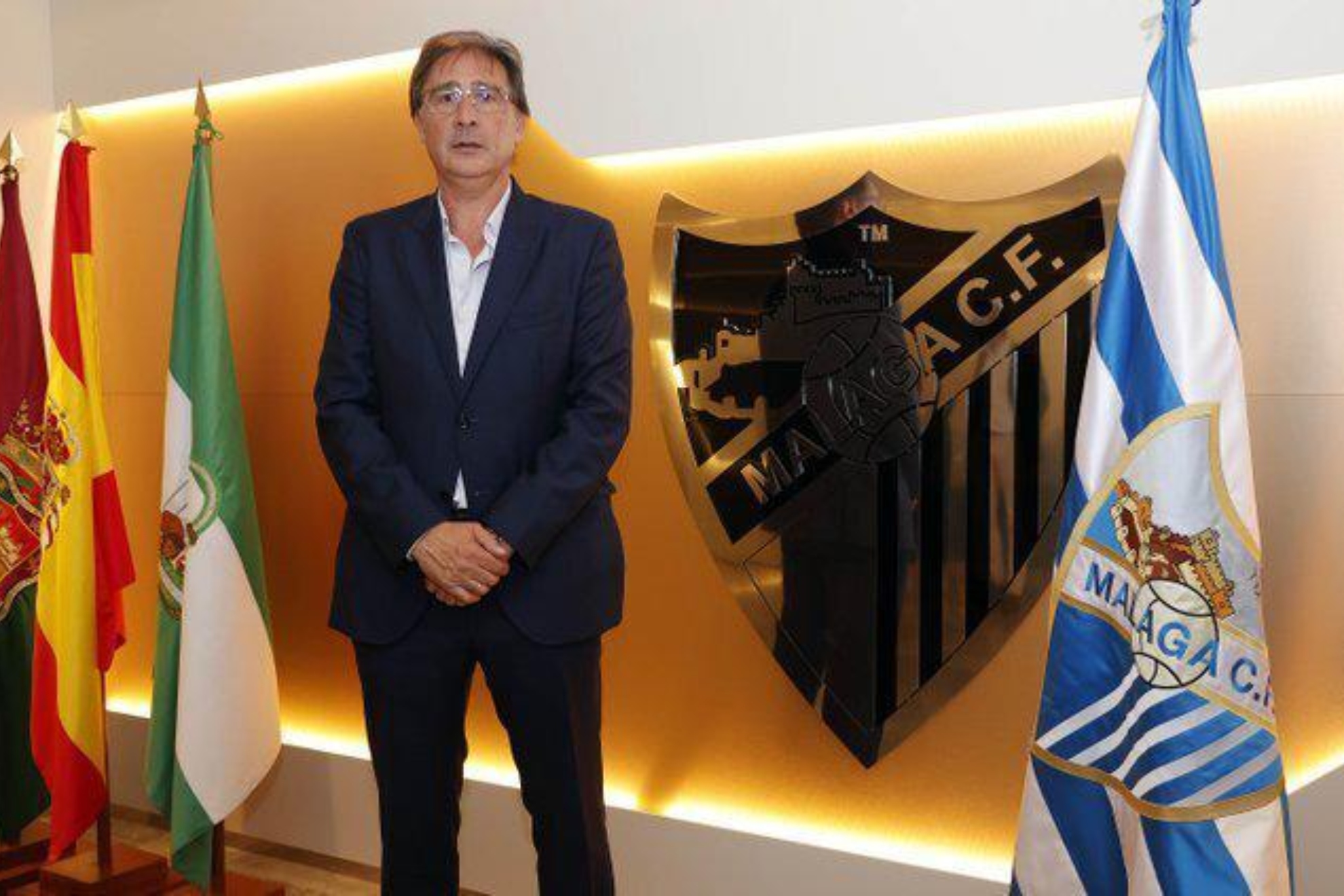 Loren, delante del escudo del Málaga en La Rosaleda.