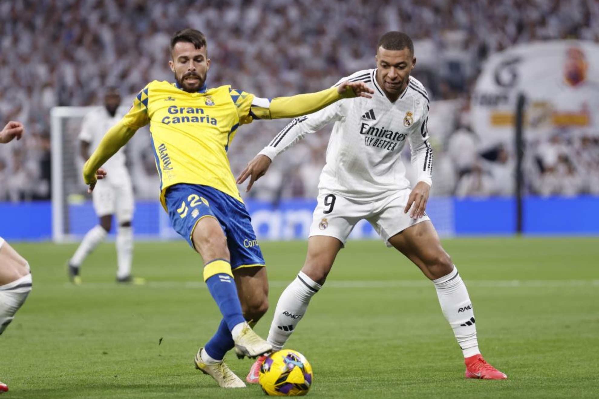 Kirian Rodríguez disputando un balón ante Mbappé en el pasado encuentro liguero.