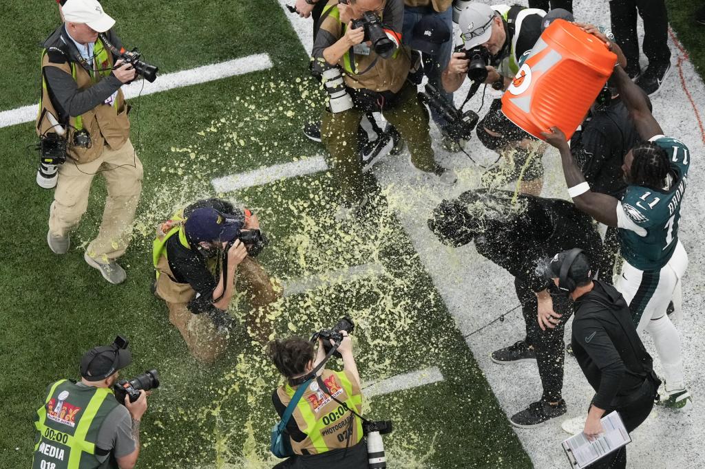 Baño de 'Gatorade' a Nick Sirianni.