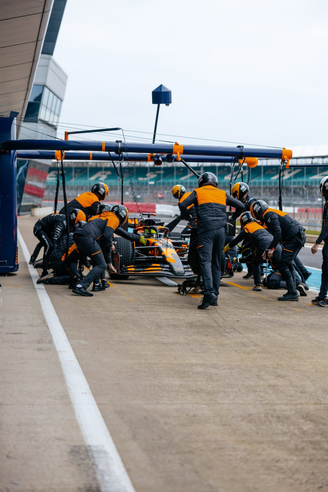 El McLaren de 2025, en un 'pit stop'.