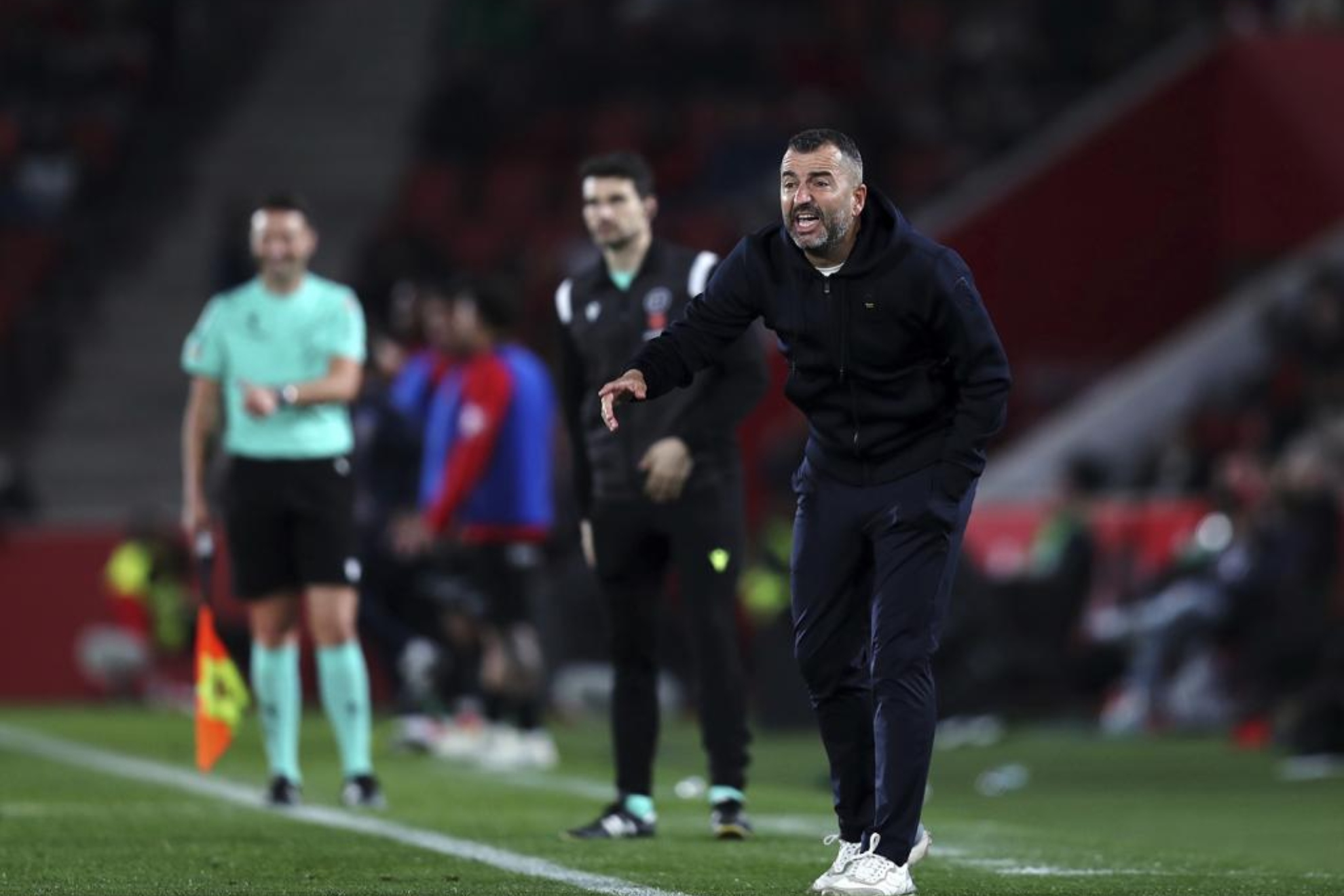 Diego Martínez, entrenador de la UD, da una indicación desde la banda en el encuentro ante el Mallorca.