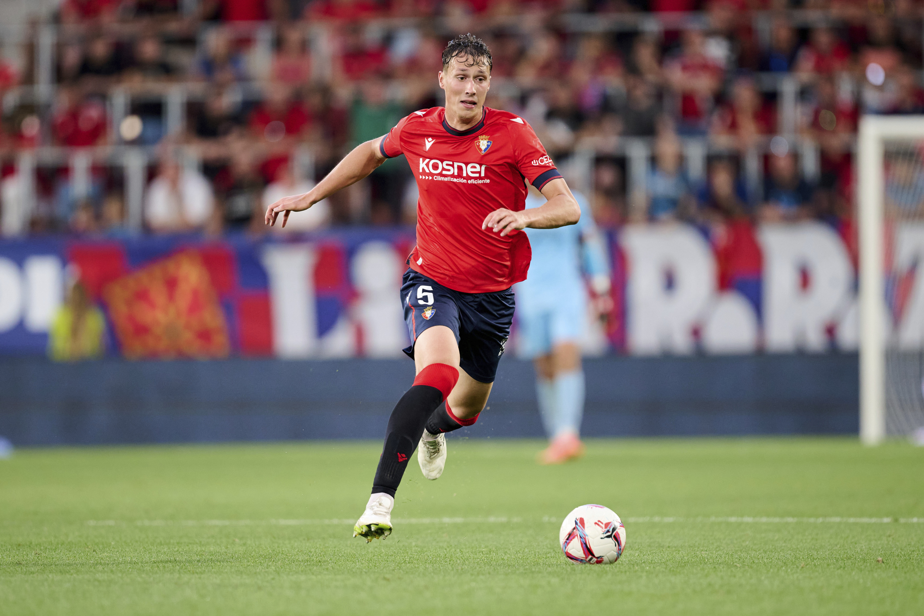 Herrando tumba la puerta