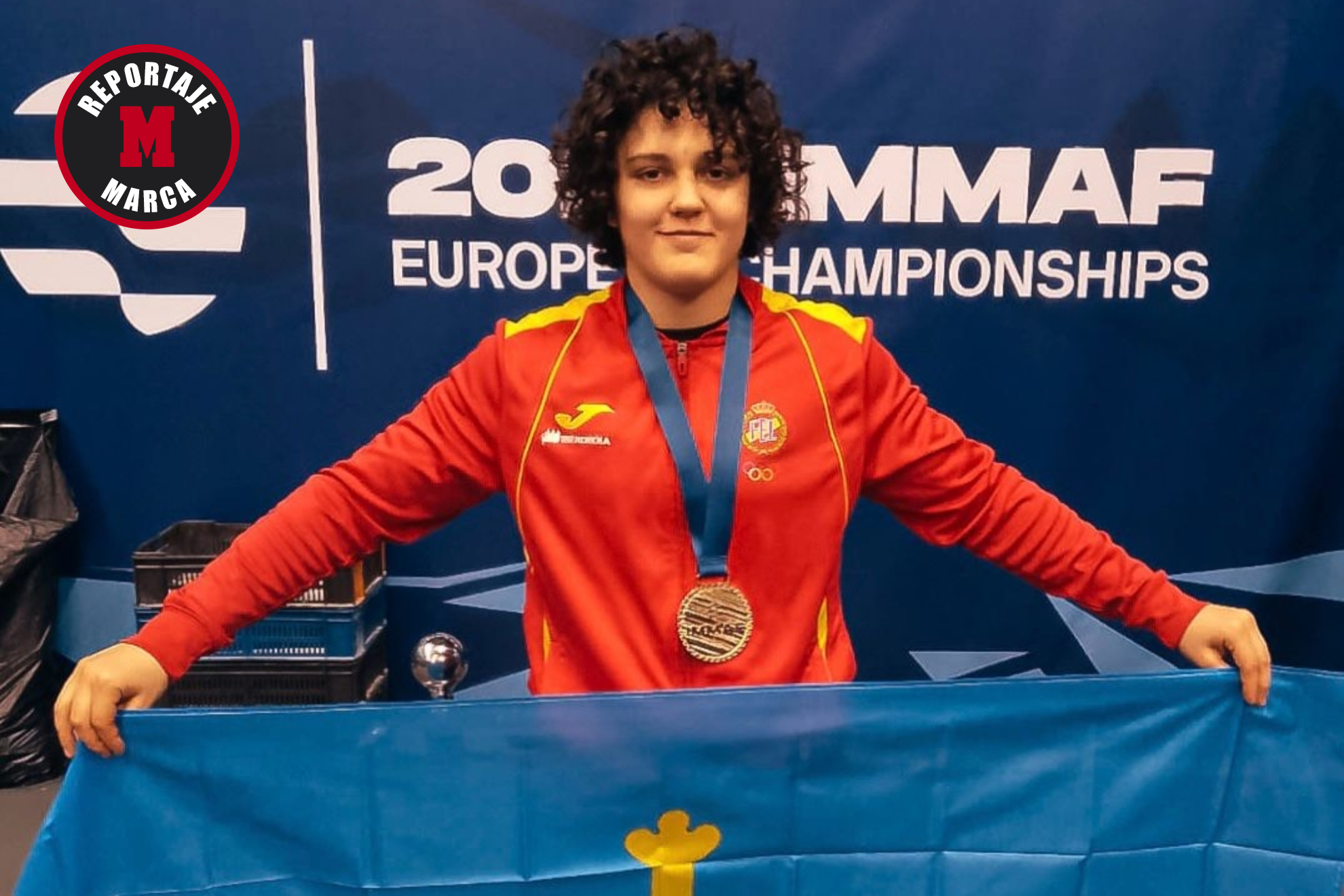 Merche García posa con la bandera de Asturias.