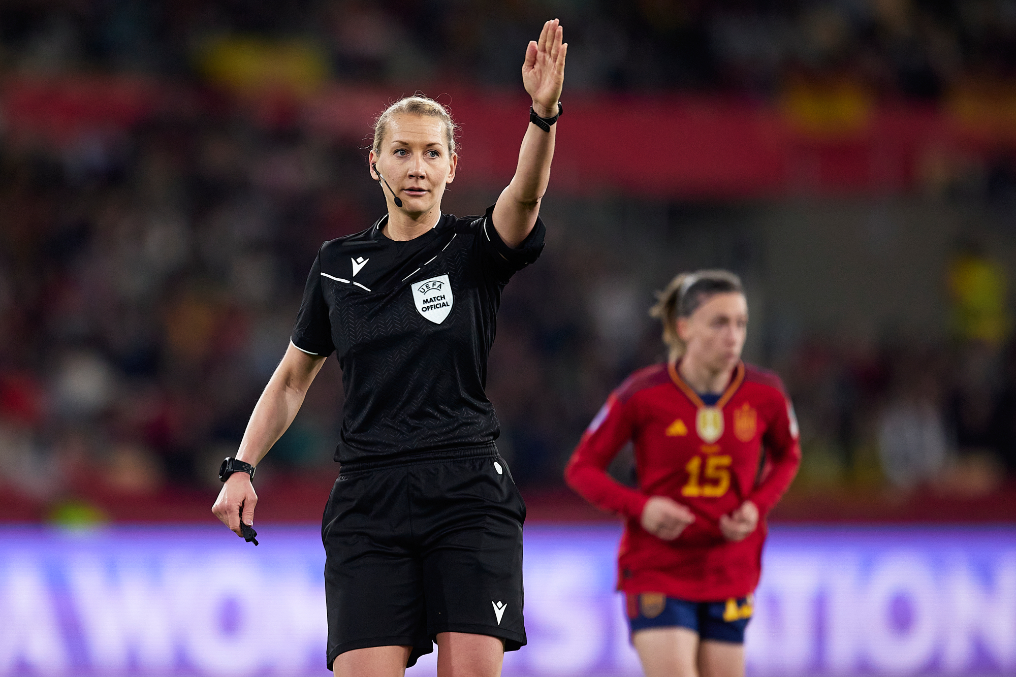 Tess Olofsson dirigiendo la final de la Nations League 2024 entre España y Francia