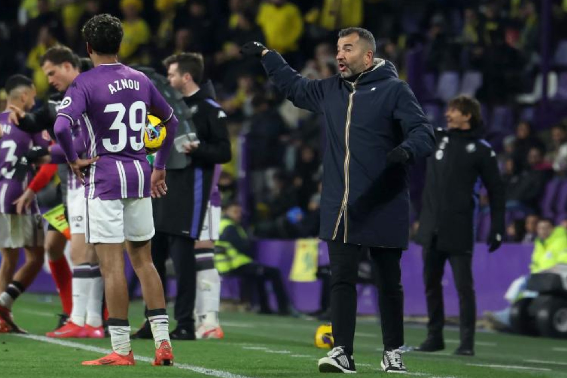 Diego Martínez, entrenador de Las Palmas, da una indicación en el encuentro ante el Valladolid.