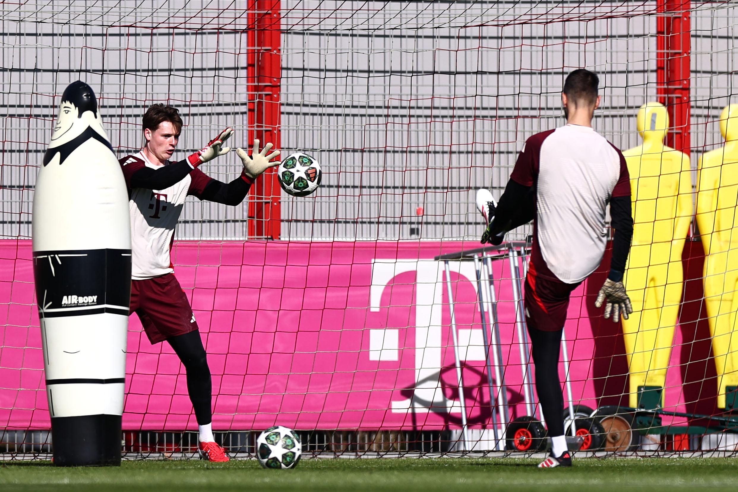 Jonas Urbig, junto a Sven Ulreich en un entrenamiento del Bayern.