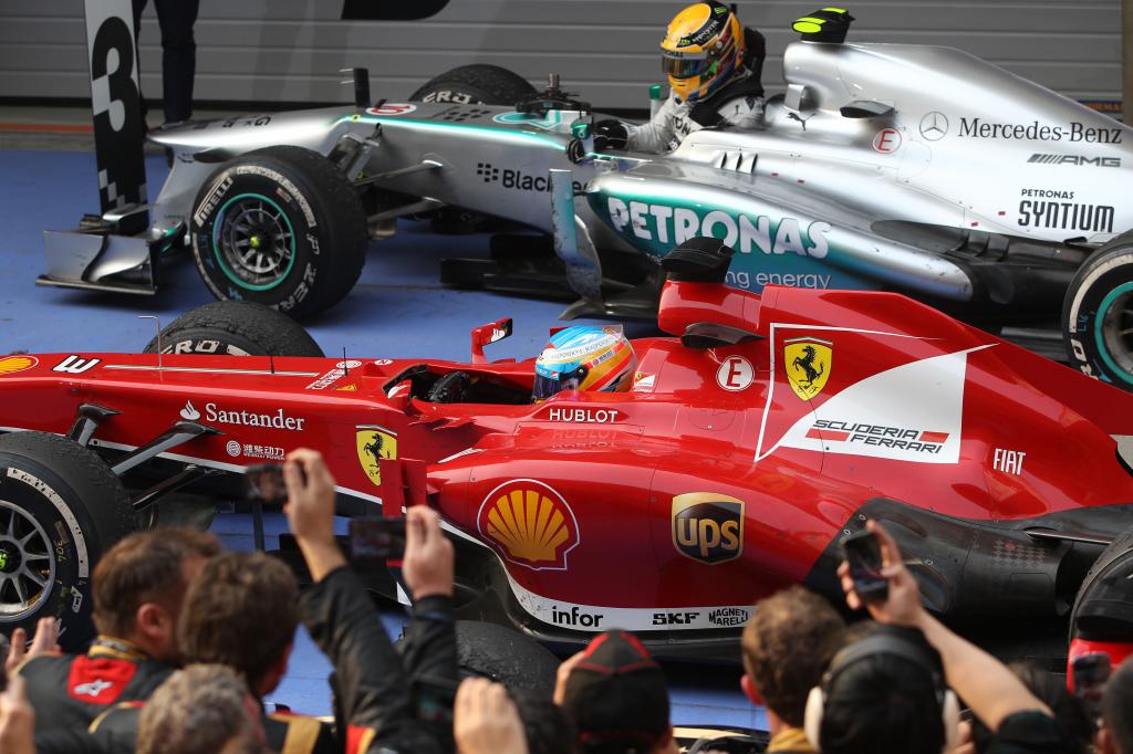 El ganador Fernando Alonso (ESP) Ferrari F138 celebra en Parc Ferme, el tercer lugar Lewis Hamilton (GBR) Mercedes AMG F1 W04 sale de su coche. en el circuito de Shanghai, tercera prueba del Campeonato del Mundo, GP de China, domingo 14 de abril de 2013