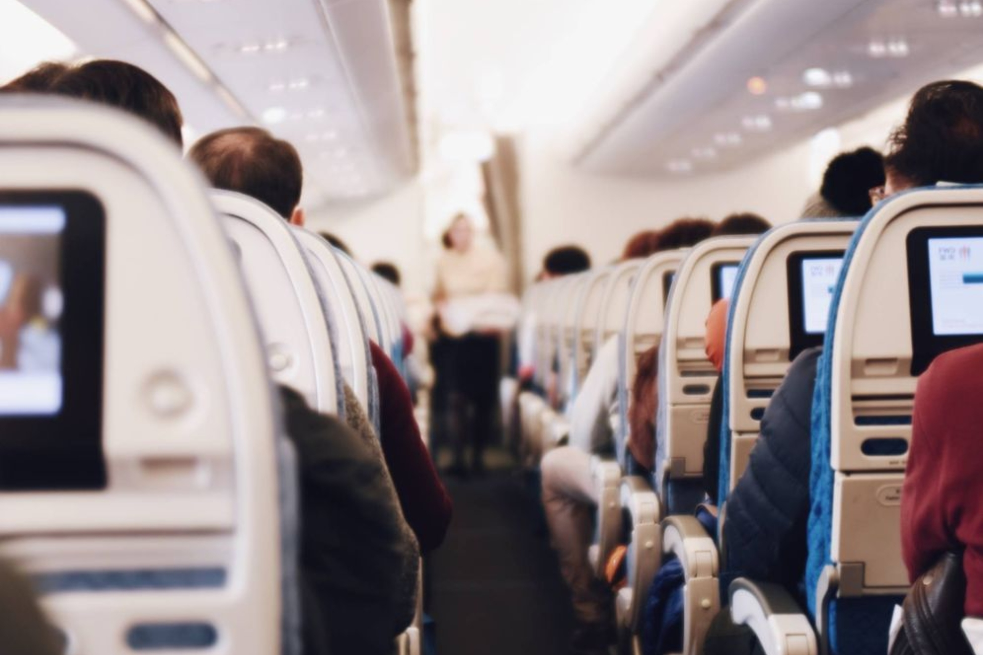 Terrorífico vuelo de American Airlines: un hombre ataca a una sobrecargo y se traga un rosario.