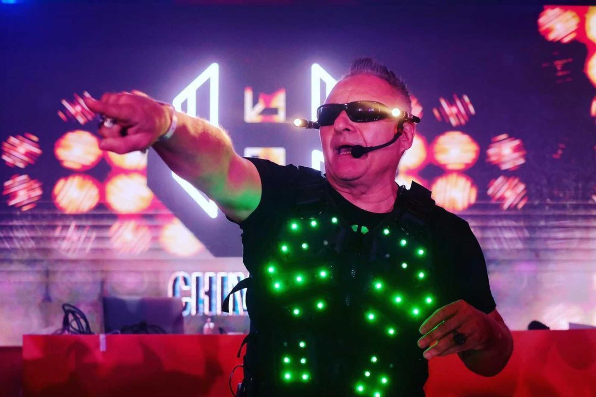 Qué fue de Chimo Bayo: de DJ ecléctico de 'La Ruta del Bakalao' a lanzar su propio 'techno' vino