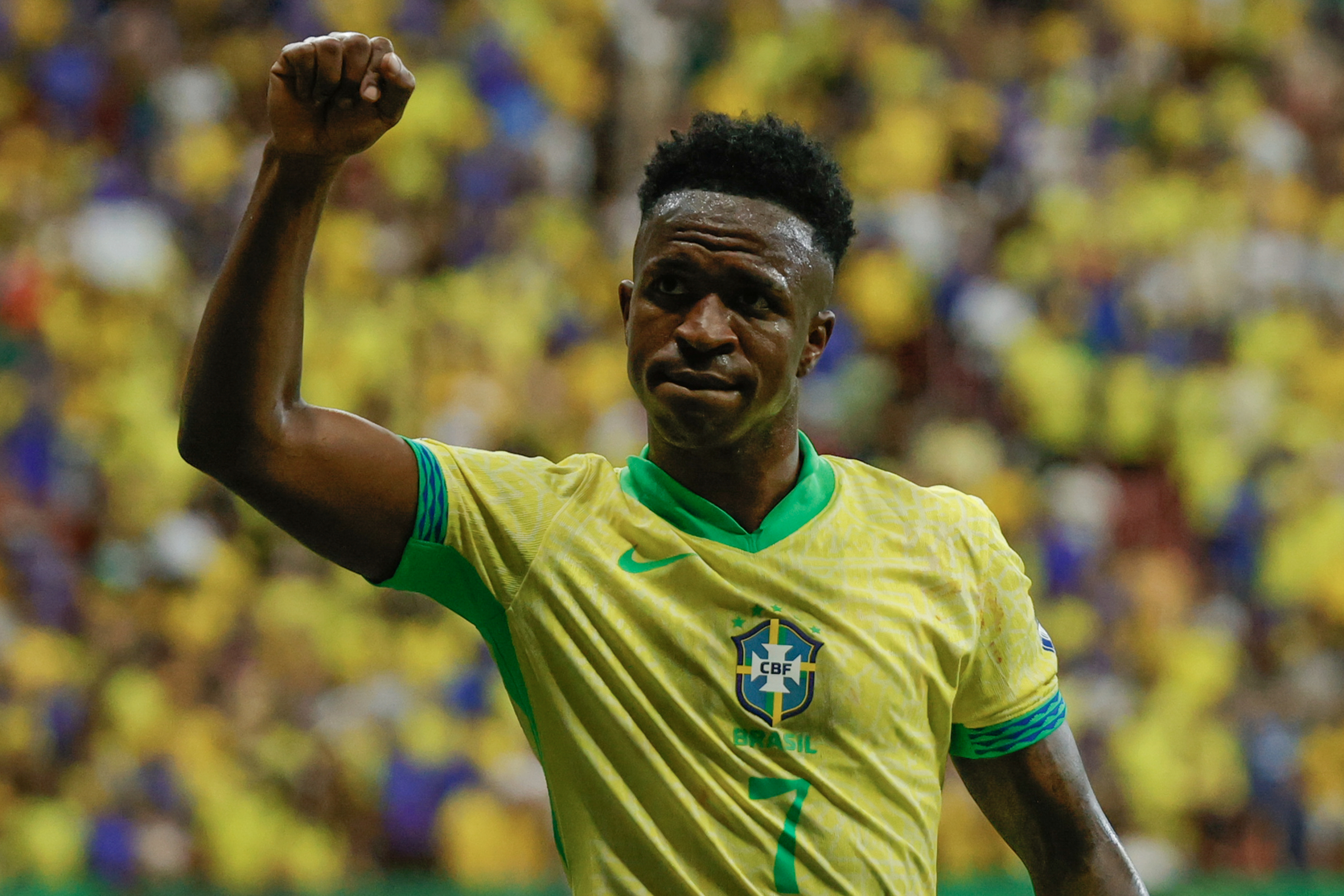 Vinicius Jr. de Brasil celebra ante Colombia
