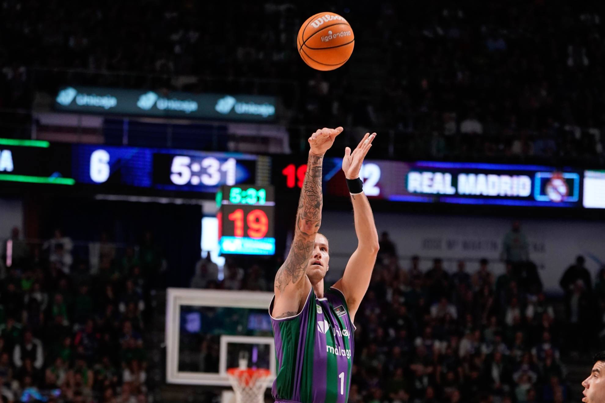 Dylan Osetkowski lanza un triple en el partido ante el Real Madrid. ACB PHOTO